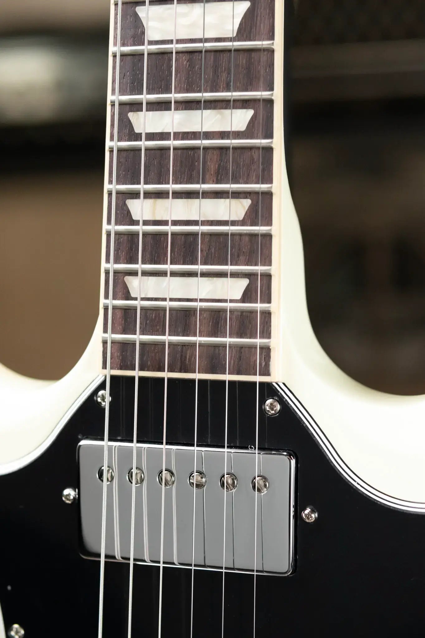 (Blemish, Reshoot as floor model?) Gibson SG Standard Electric Guitar - Classic White with Gig Bag