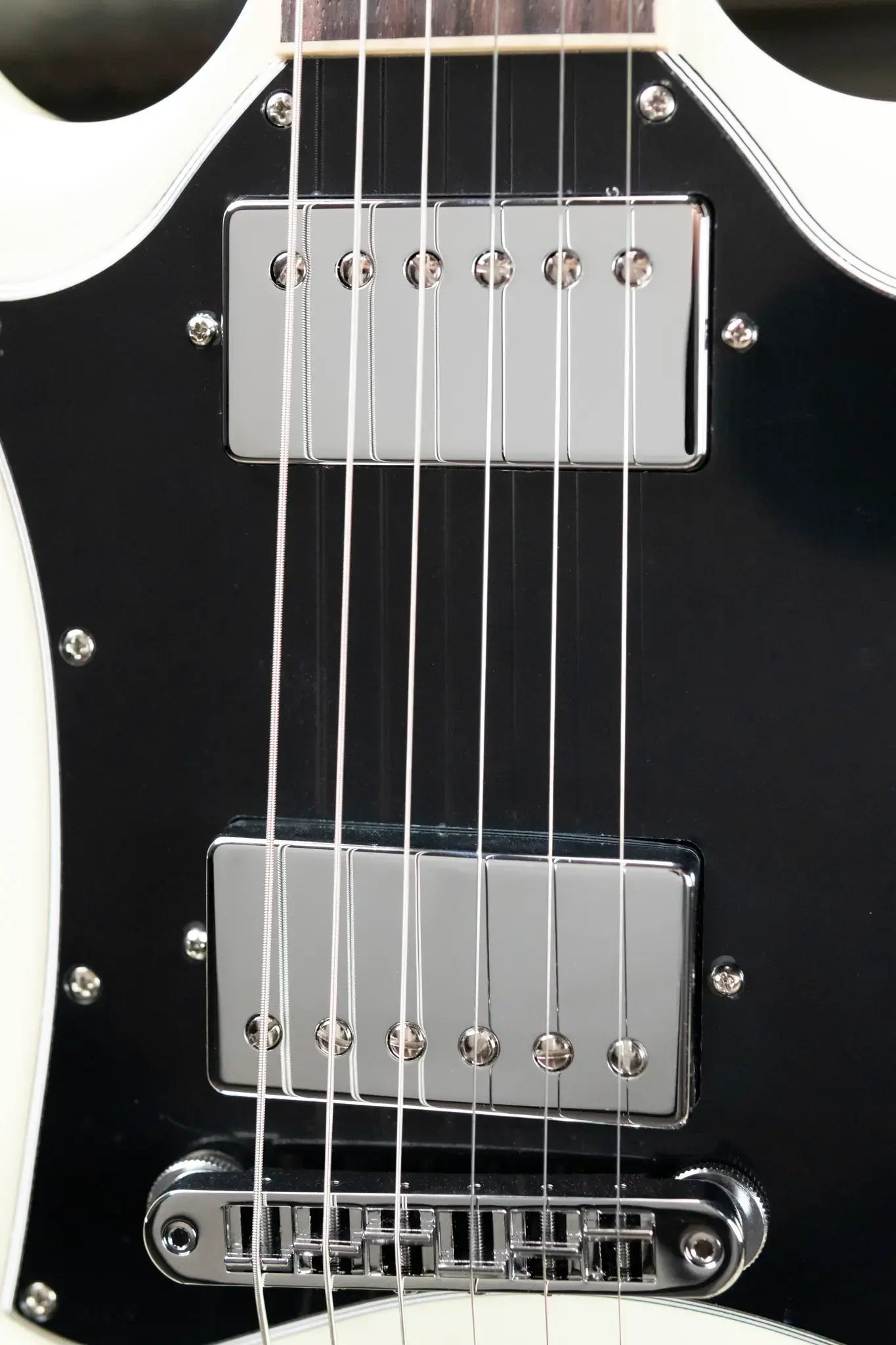 (Blemish, Reshoot as floor model?) Gibson SG Standard Electric Guitar - Classic White with Gig Bag