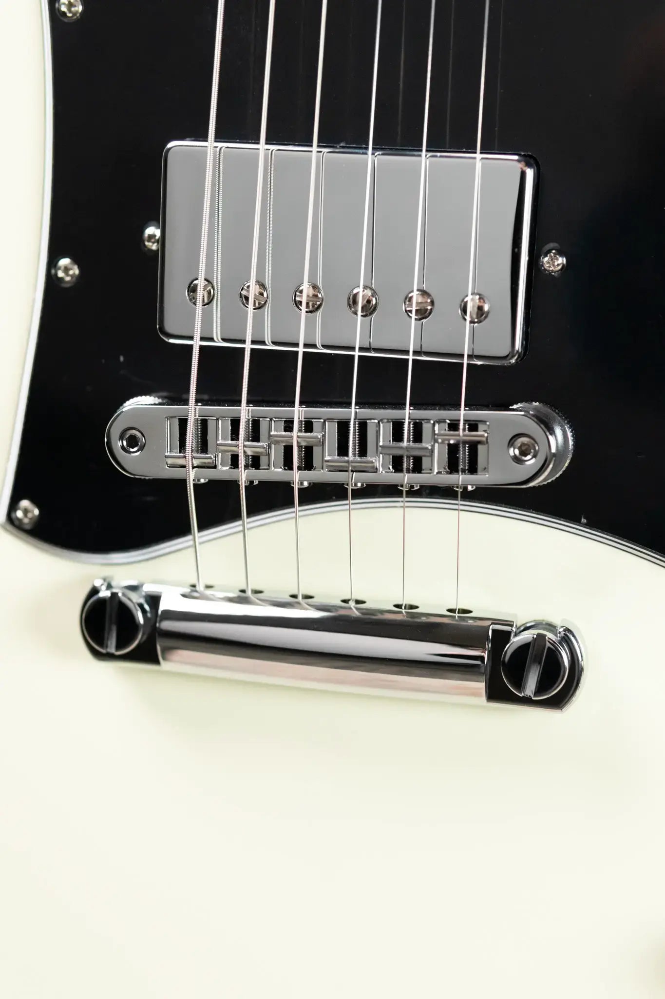 (Blemish, Reshoot as floor model?) Gibson SG Standard Electric Guitar - Classic White with Gig Bag