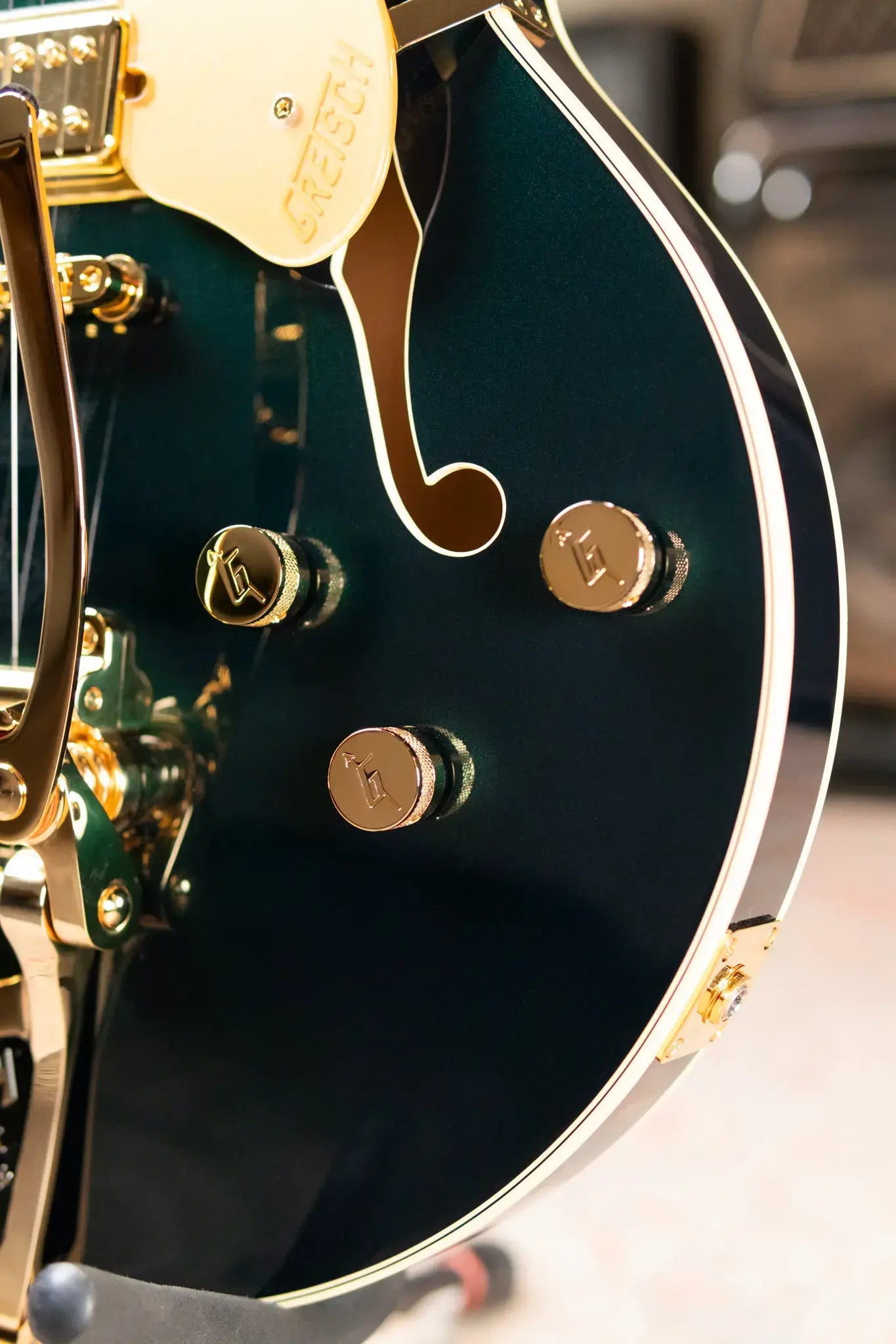 Gretsch Broadkaster LX Center Block with String-Thru Bigsby and Gold Hardware - Cadillac Green with Hardshell Case