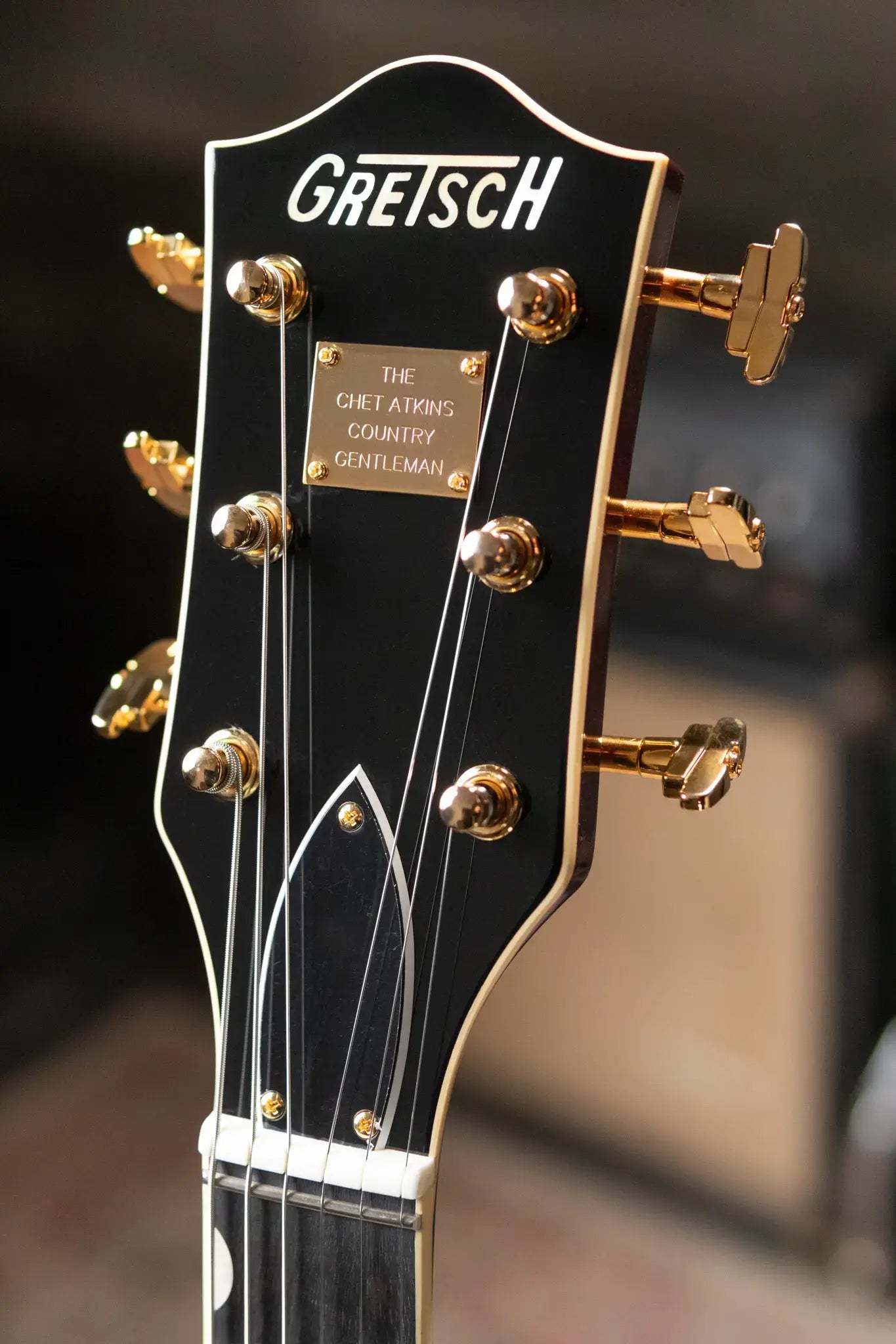 Gretsch G6122T-62 Vintage Select Edition '62 Chet Atkins Country Gentleman Hollow Body with Bigsby, TV Jones - Walnut Stain with Deluxe Hardshell Case