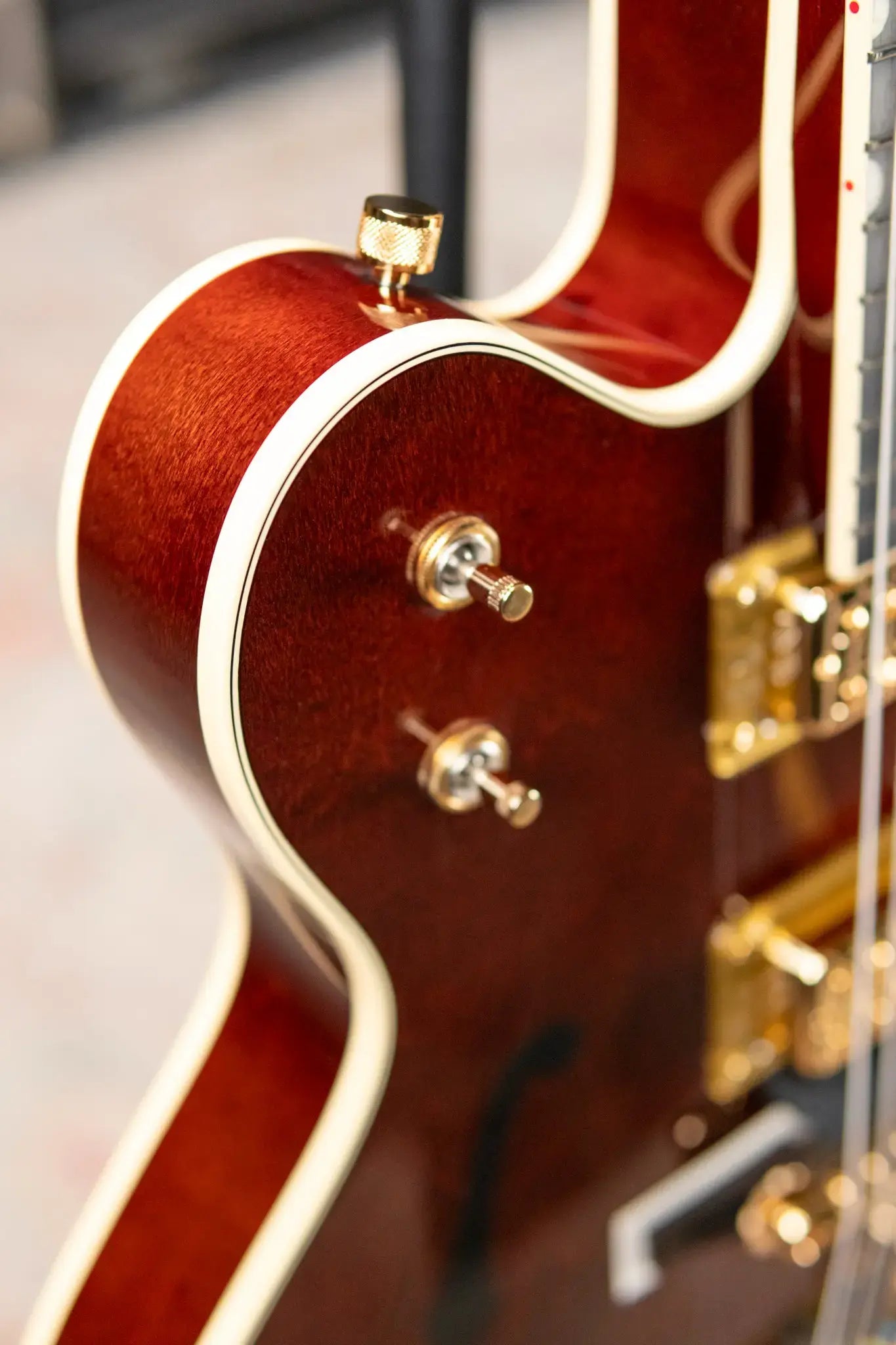 Gretsch G6122T-62 Vintage Select Edition '62 Chet Atkins Country Gentleman Hollow Body with Bigsby, TV Jones - Walnut Stain with Deluxe Hardshell Case