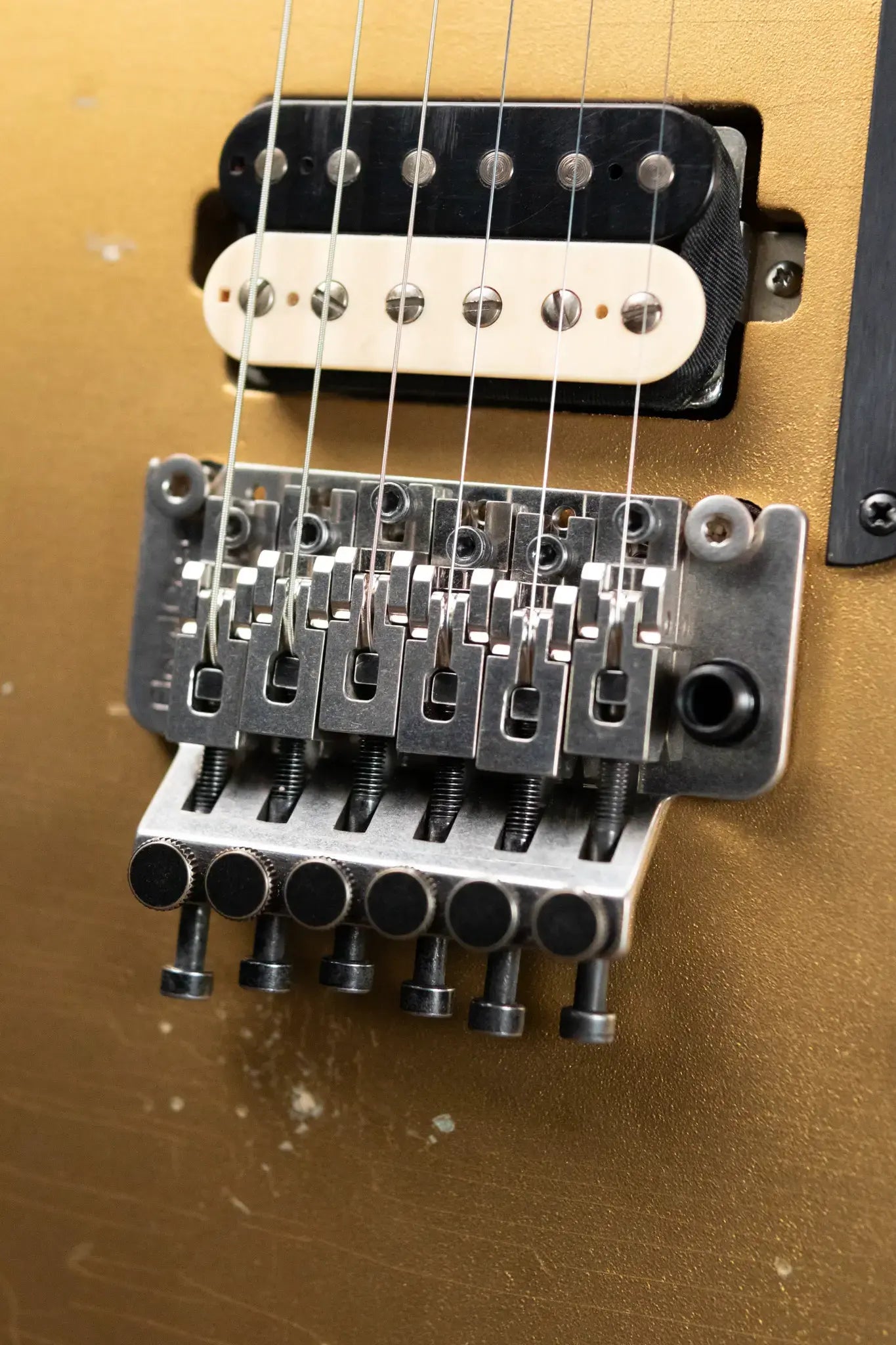 Luxxtone Calavera - Gold with Hardshell Case