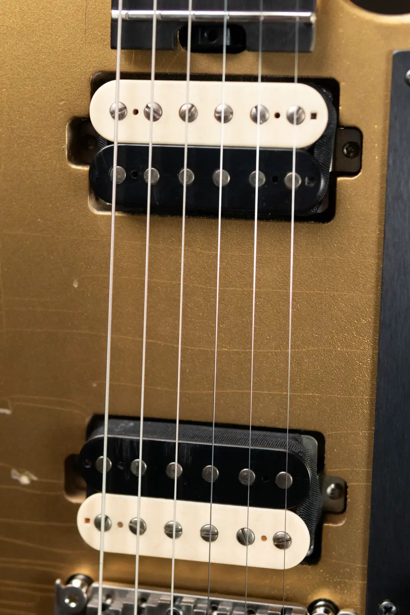 Luxxtone Calavera - Gold with Hardshell Case