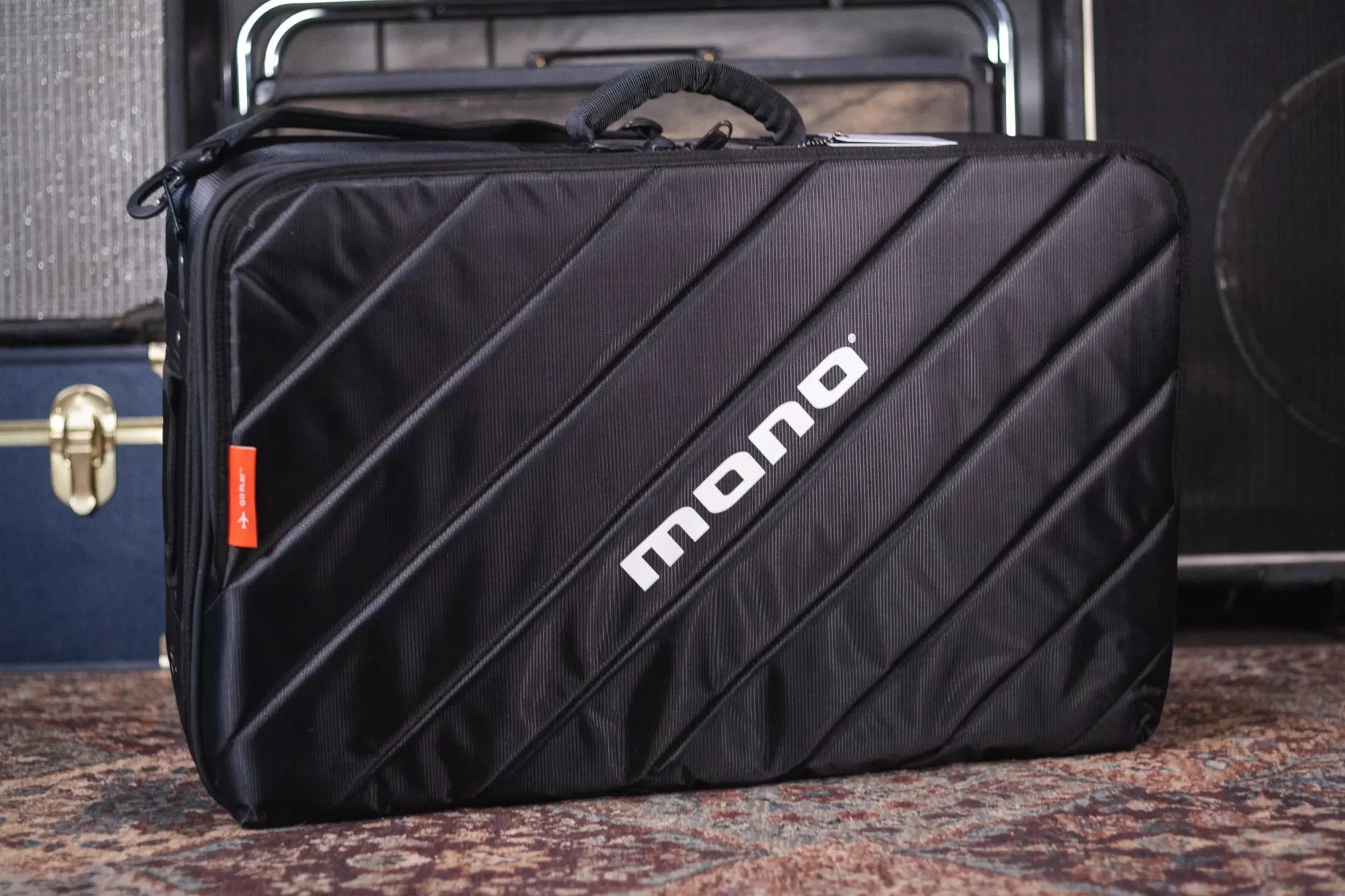 MONO Pedalboard Medium Silver + Tour Accessory Case 2.0 Black