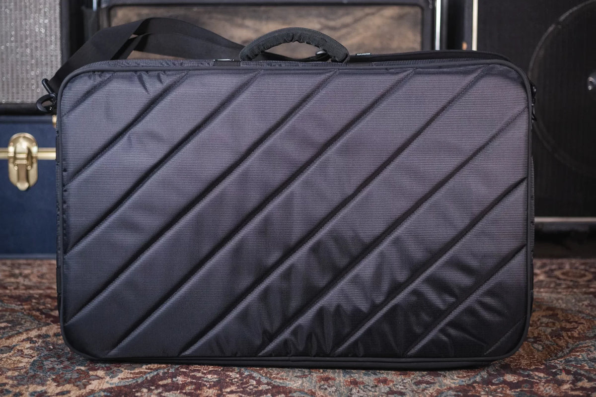 MONO Pedalboard Medium Silver + Tour Accessory Case 2.0 Black - Open Box