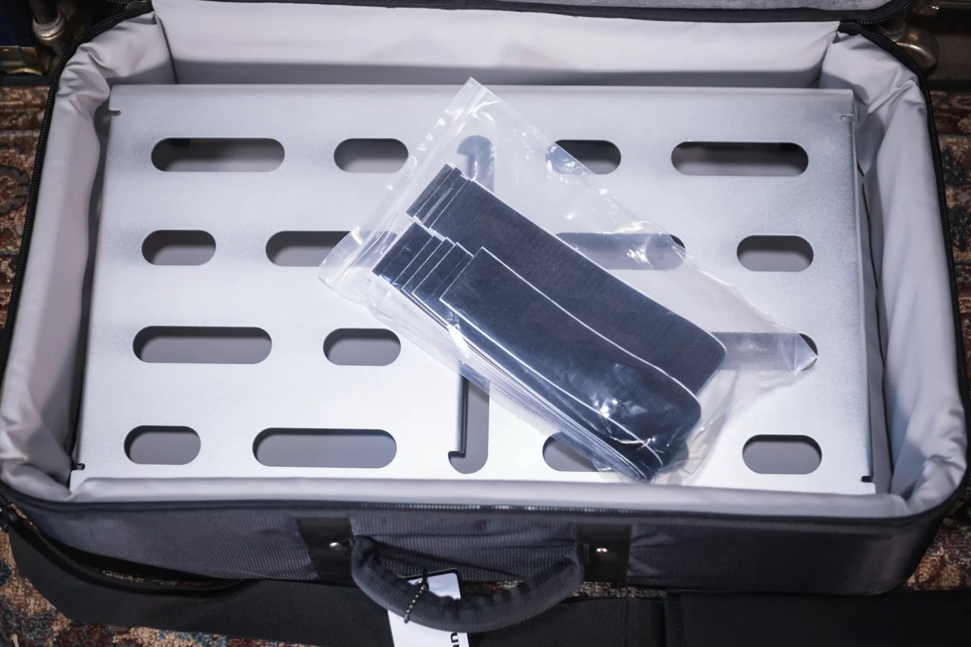 MONO Pedalboard Medium Silver + Tour Accessory Case 2.0 Black