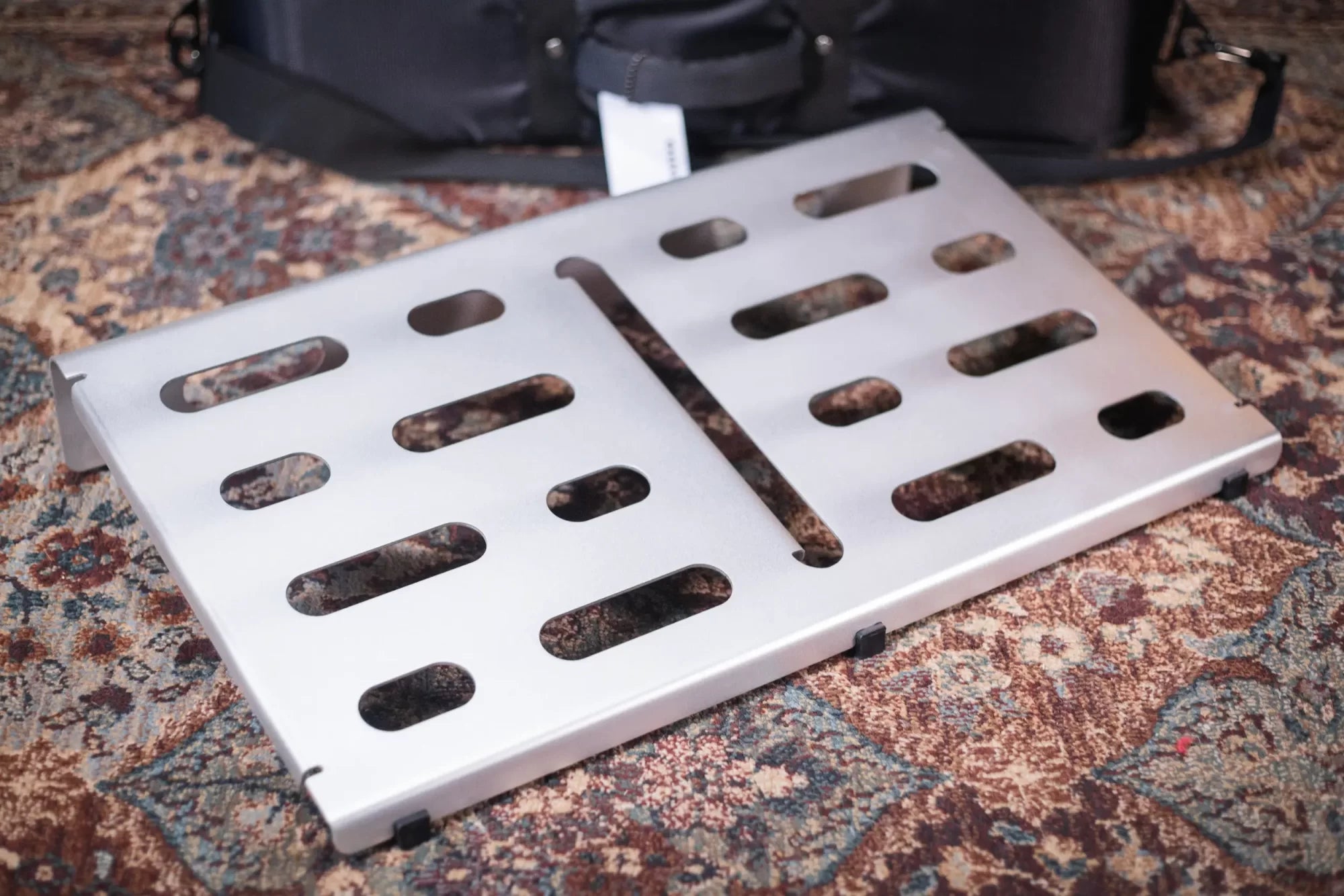 MONO Pedalboard Medium Silver + Tour Accessory Case 2.0 Black