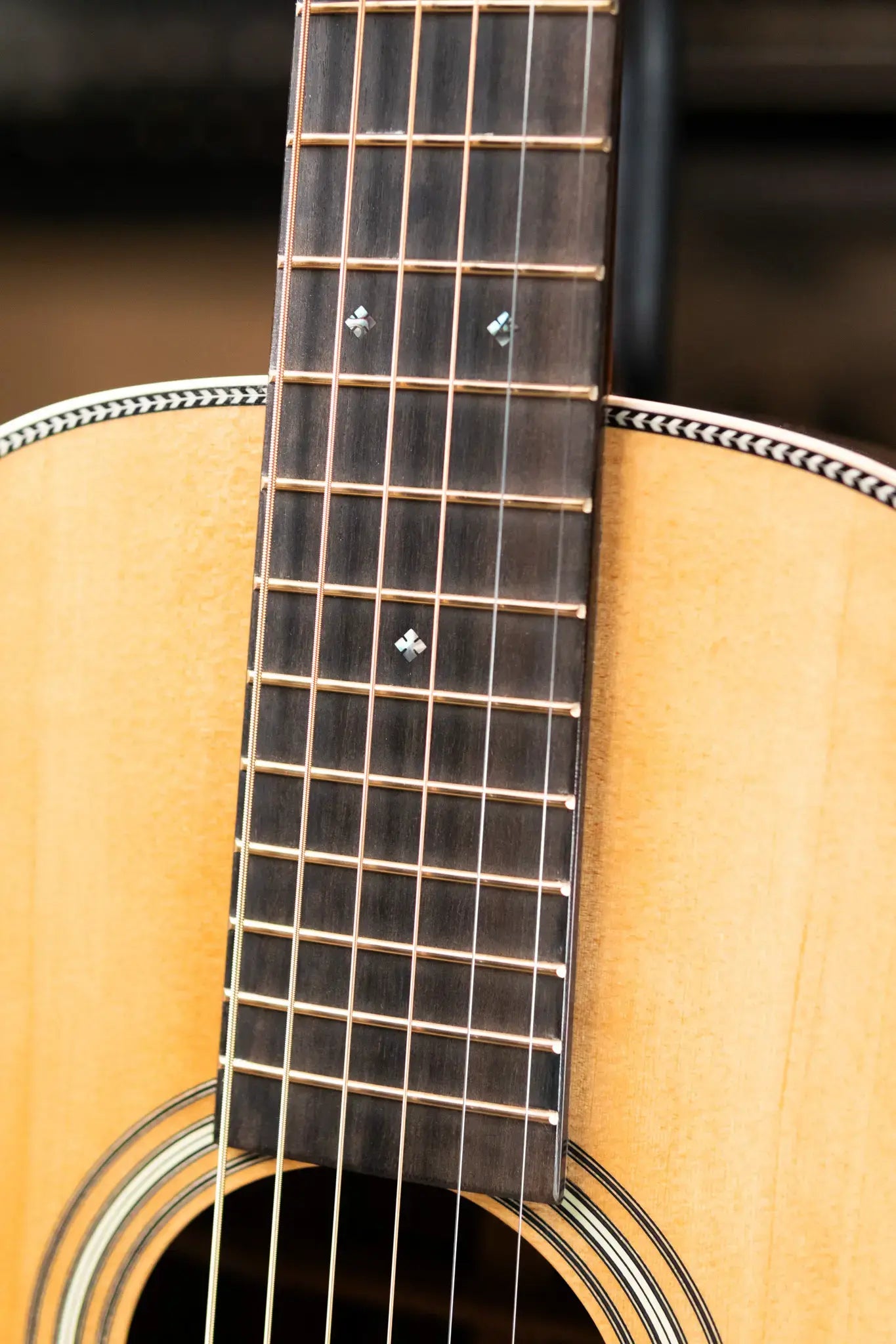 Martin 0012-28 Modern Deluxe 12-Fret Acoustic Guitar with Hardshell Case