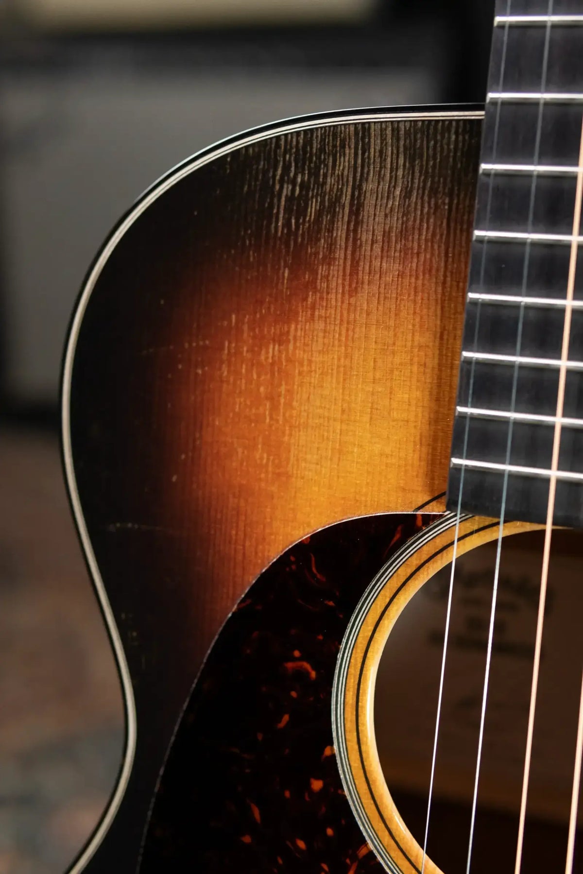 Martin 00-18 Joe Bonamassa Signature Left-Handed Acoustic Guitar - 1937 Sunburst with Hardshell Case