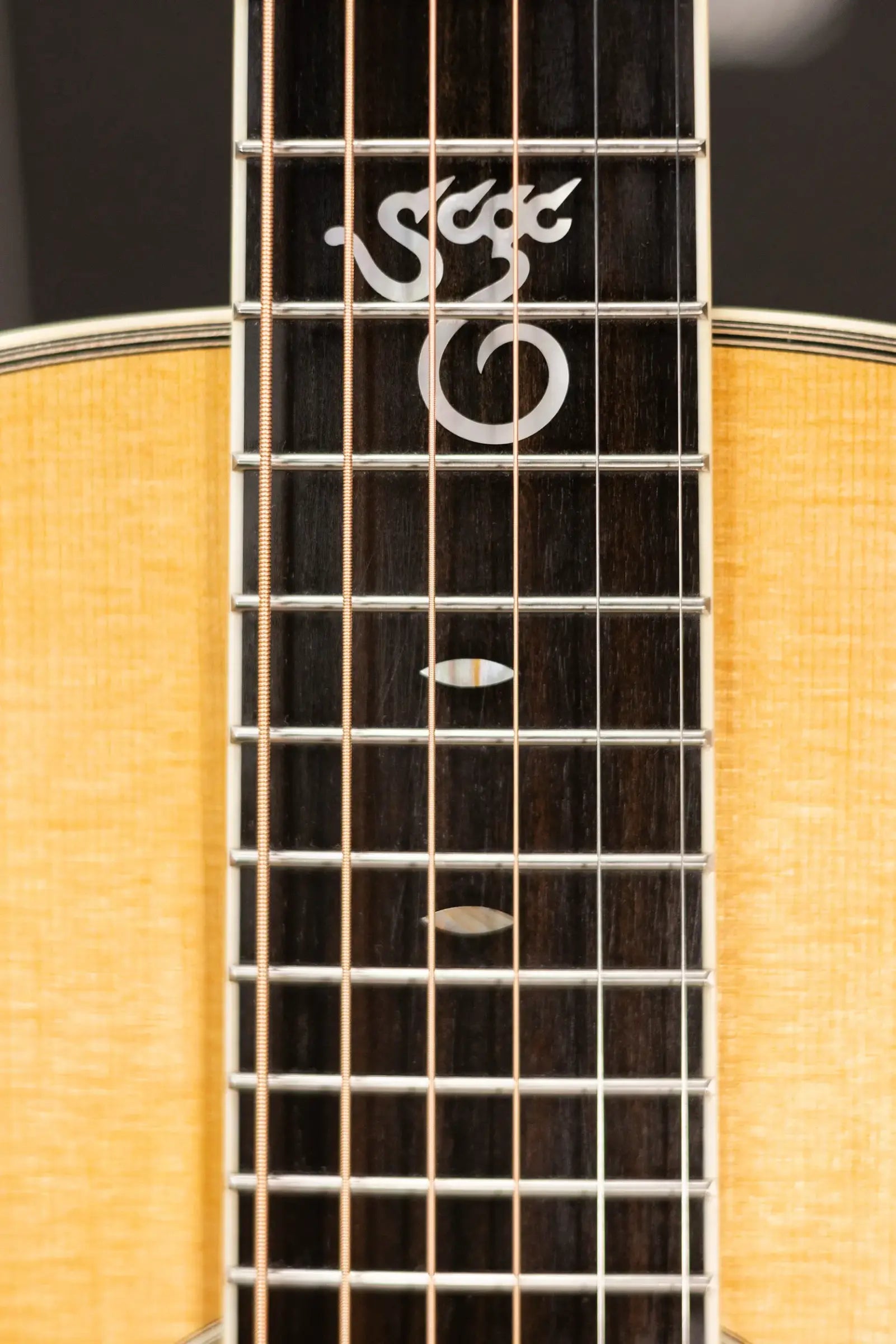 Santa Cruz 00 Acoustic Guitar - Sitka Spruce/Ebony with Hardshell Case