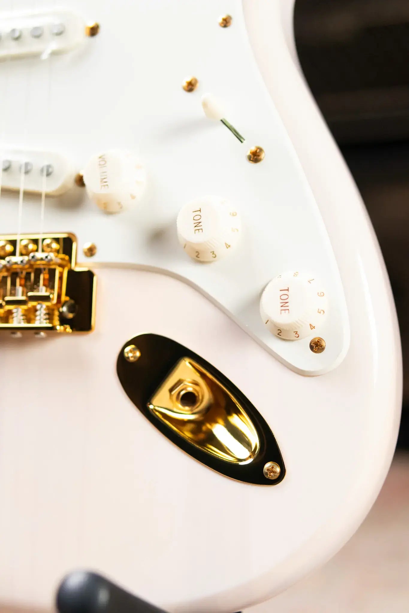 Squier FSR Classic Vibe '50s Stratocaster, Maple Fingerboard, Parchment Pickguard, Gold Hardware - White Blonde