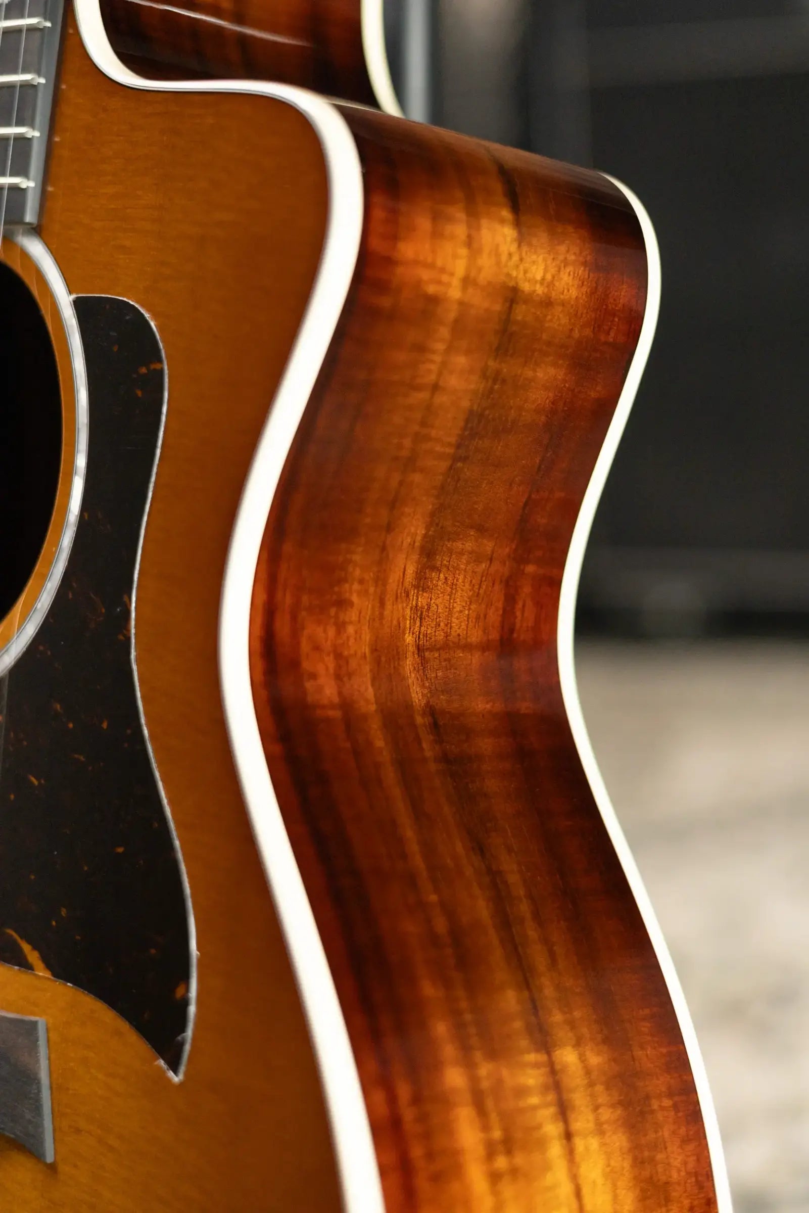 Taylor 214ce-K DLX Special Edition Grand Auditorium Acoustic/Electric Guitar - Honeyburst with Hardshell Case