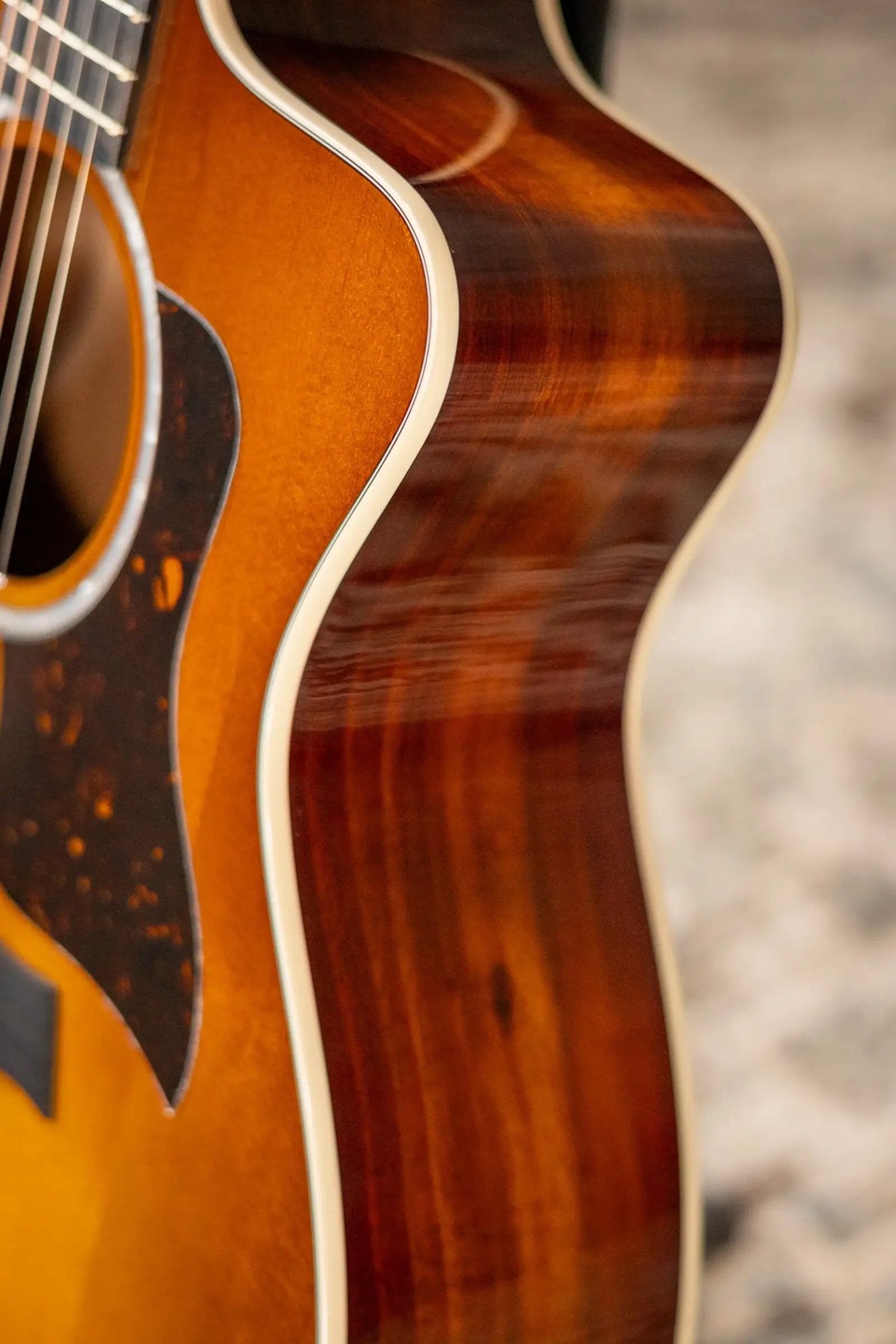 Taylor 214ce-K DLX Special Edition Grand Auditorium Acoustic/Electric Guitar - Honeyburst with Hardshell Case