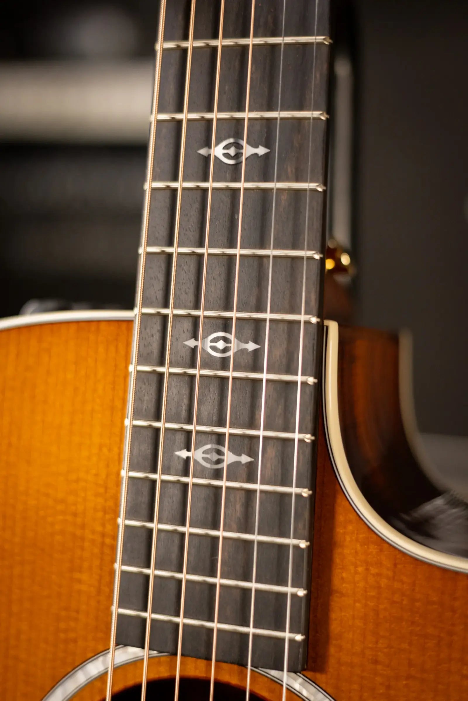 Taylor 214ce-K DLX Special Edition Grand Auditorium Acoustic/Electric Guitar - Honeyburst with Hardshell Case