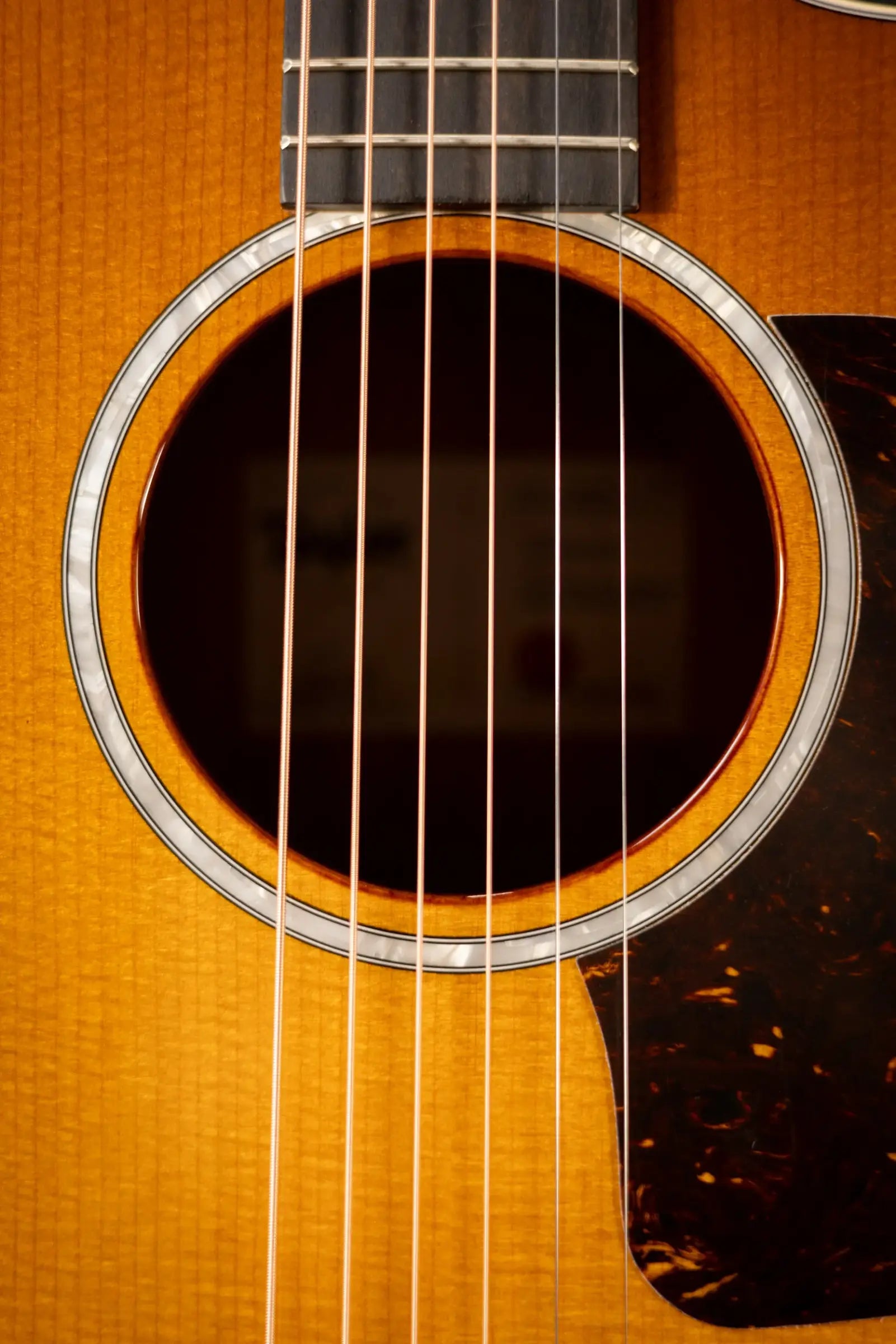 Taylor 214ce-K DLX Special Edition Grand Auditorium Acoustic/Electric Guitar - Honeyburst with Hardshell Case