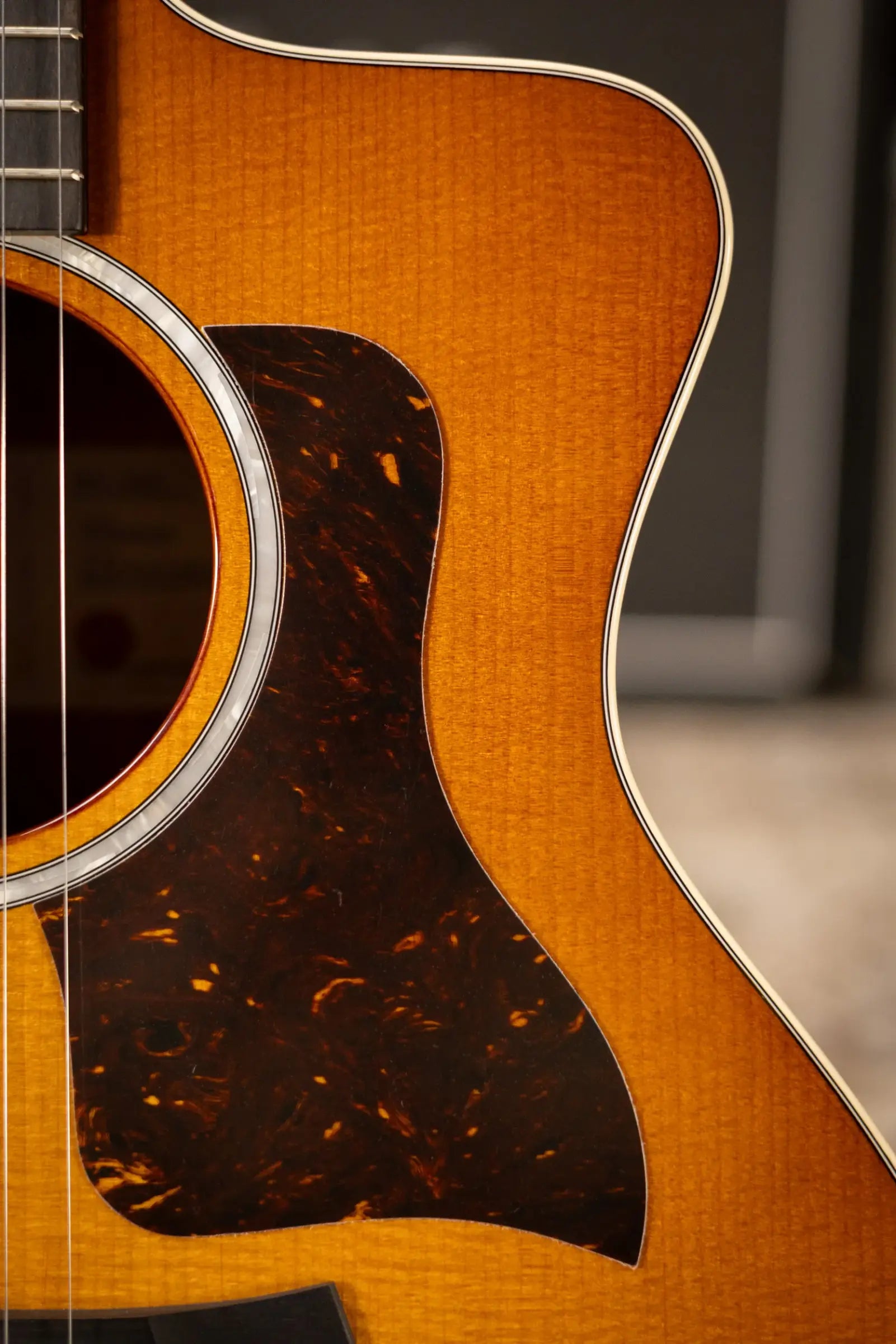 Taylor 214ce-K DLX Special Edition Grand Auditorium Acoustic/Electric Guitar - Honeyburst with Hardshell Case