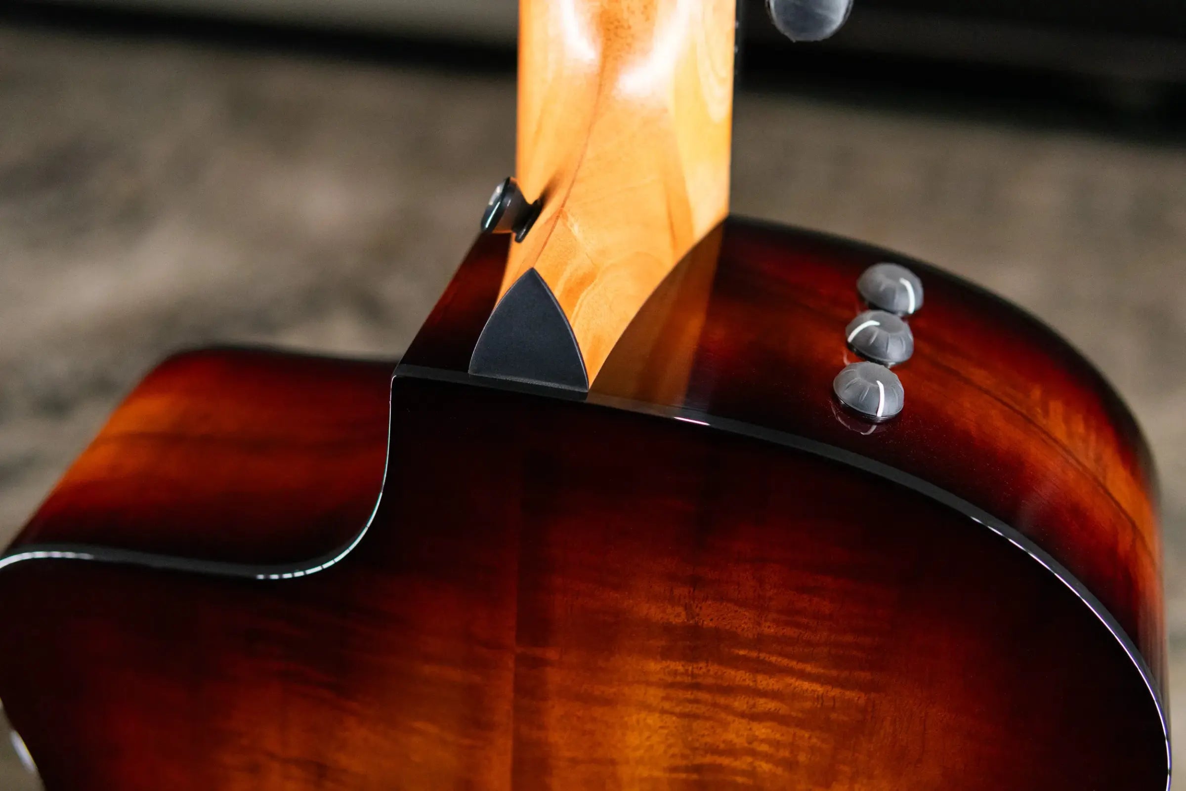 Taylor 214ce-K SB Plus Grand Auditorium Acoustic/Electric Guitar - Sunburst with Aerocase