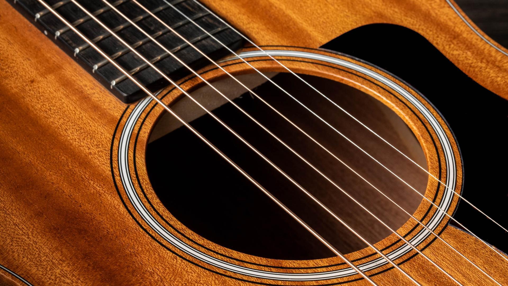 Taylor GS Mini-e Mahogany Acoustic-Electric Guitar with Structured Gig Bag