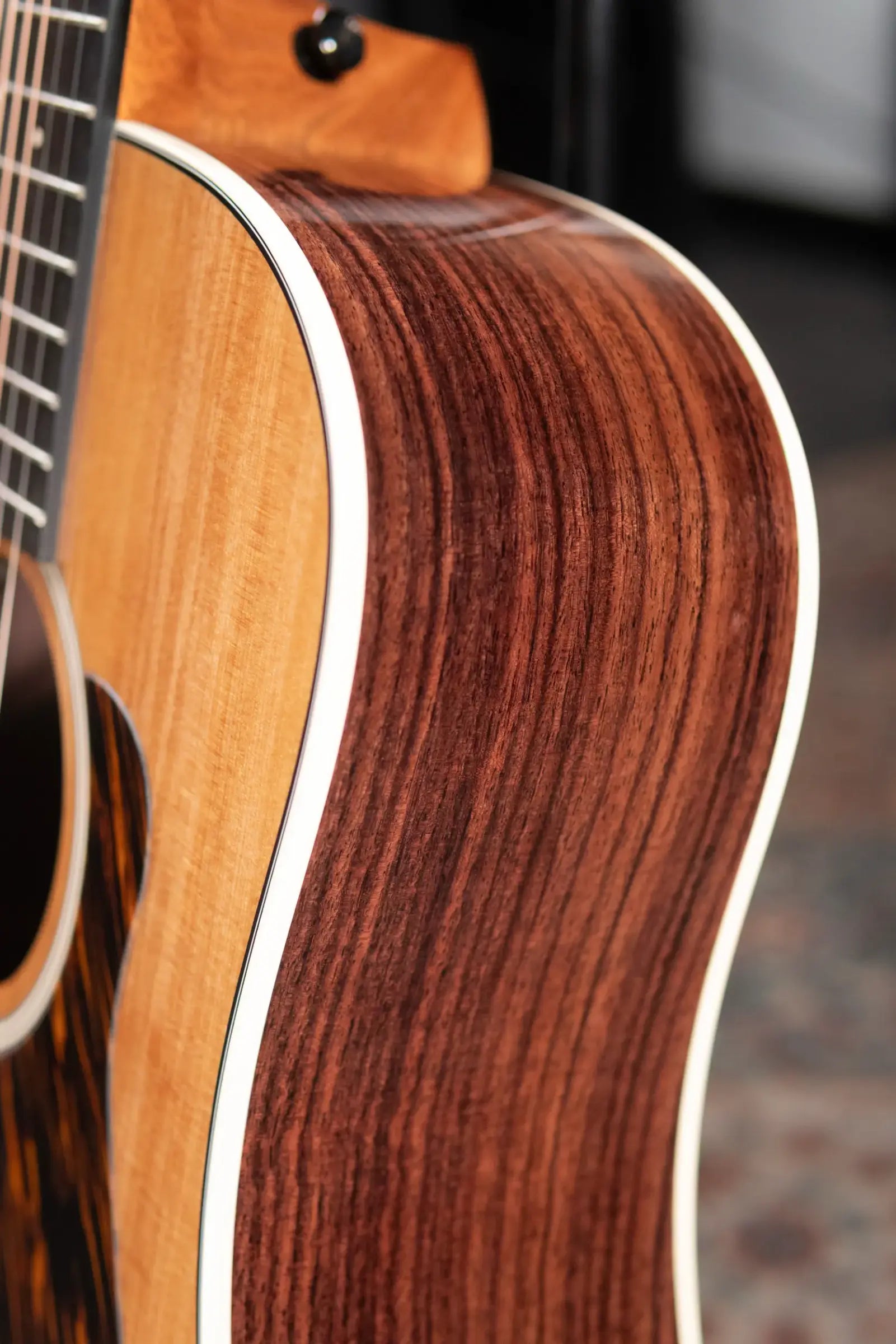 Taylor Gold Label 710e Dreadnought Acoustic/Electric Guitar with Hardshell Case