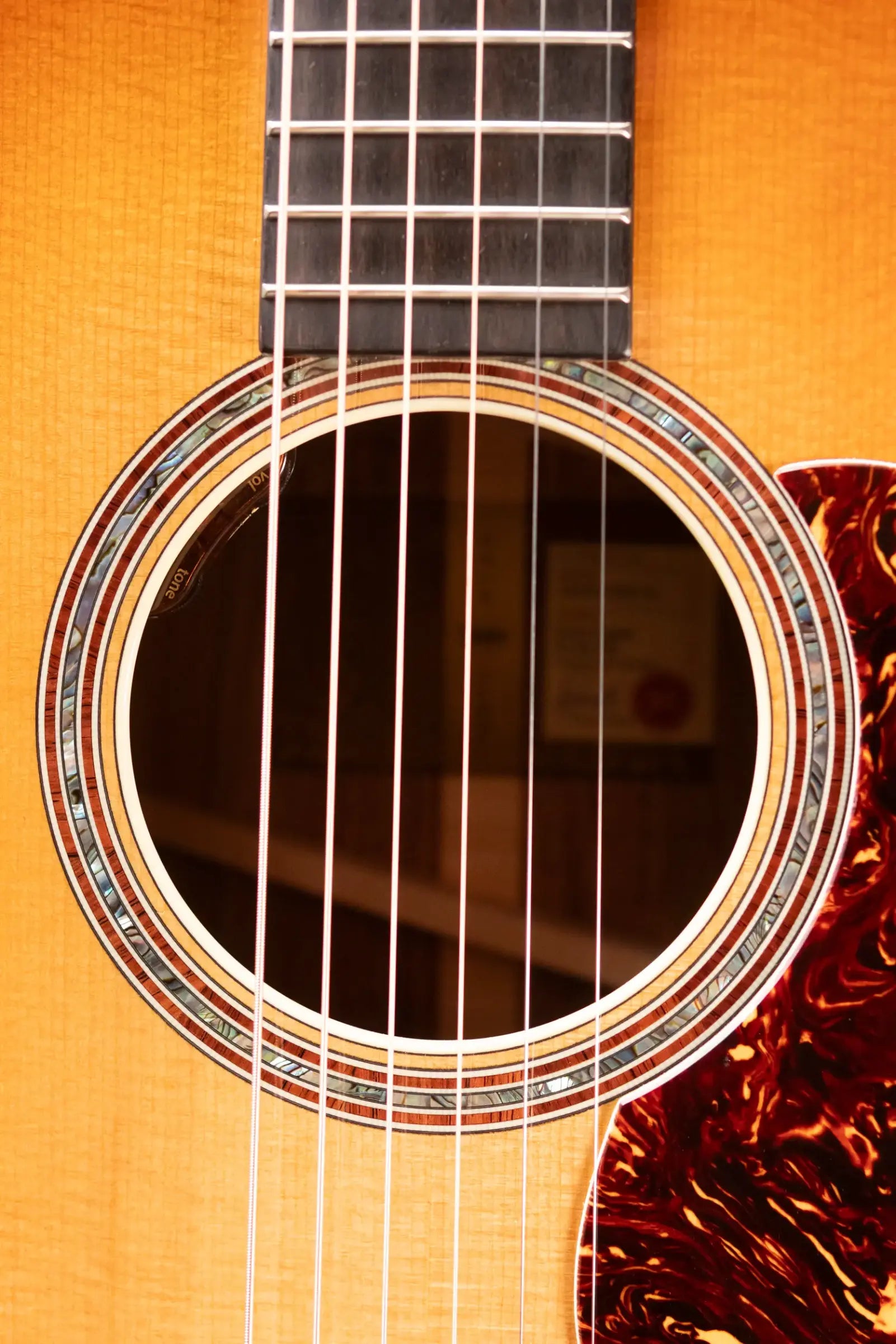 Taylor Gold Label 814e SB Honduran Rosewood Super Auditorium Acoustic/Electric Guitar - Burst Top with Hardshell Case