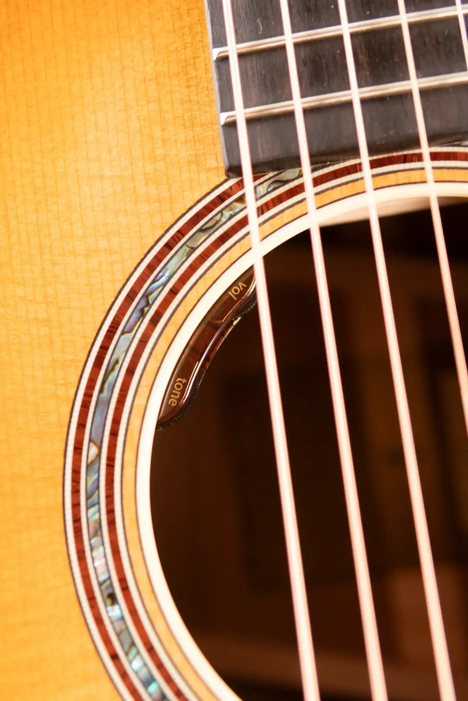 Taylor Gold Label 814e SB Honduran Rosewood Super Auditorium Acoustic/Electric Guitar - Burst Top with Hardshell Case