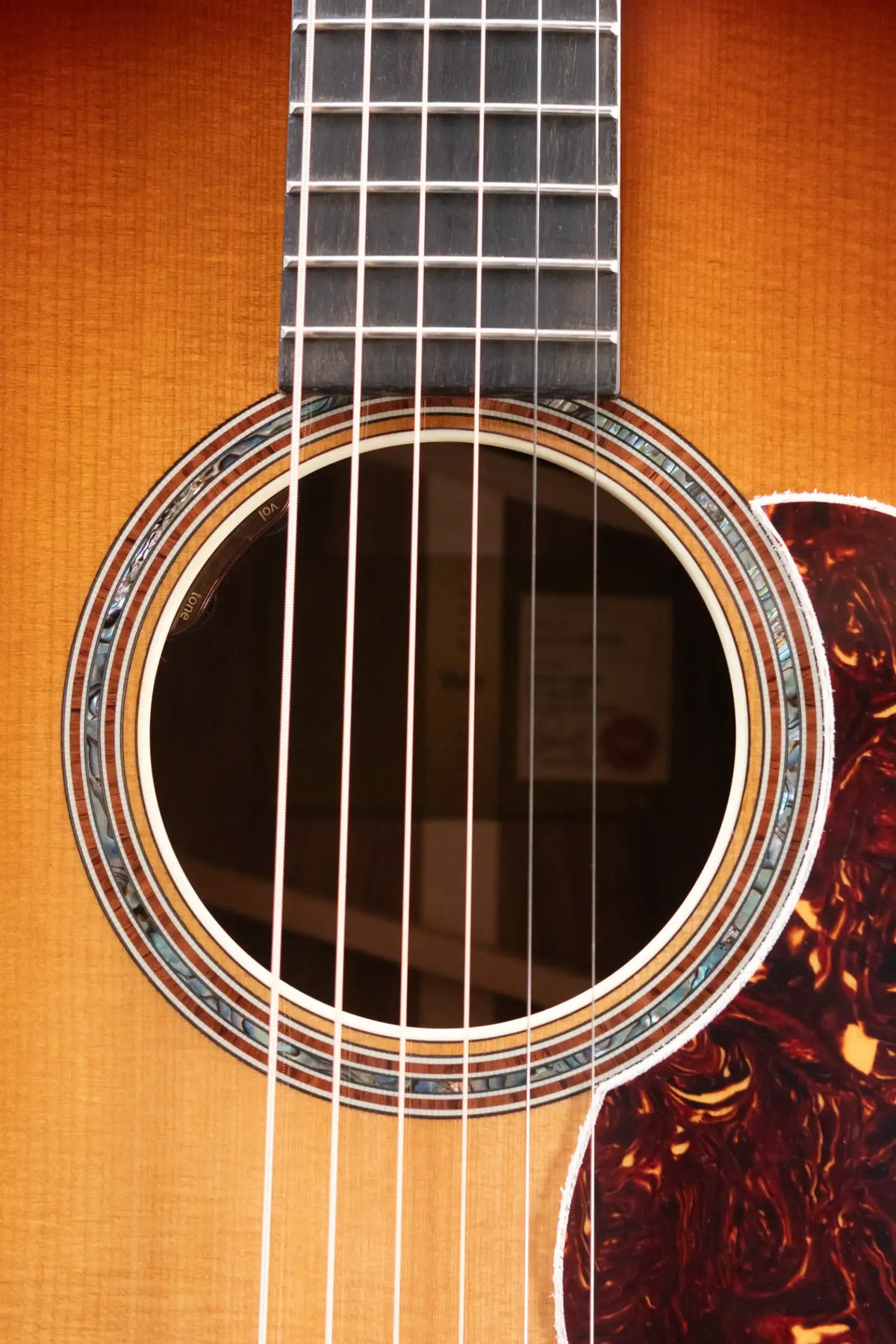 Taylor Gold Label 814e SB Super Auditorium Acoustic/Electric Guitar - Sunburst with Hardshell Case - Demo
