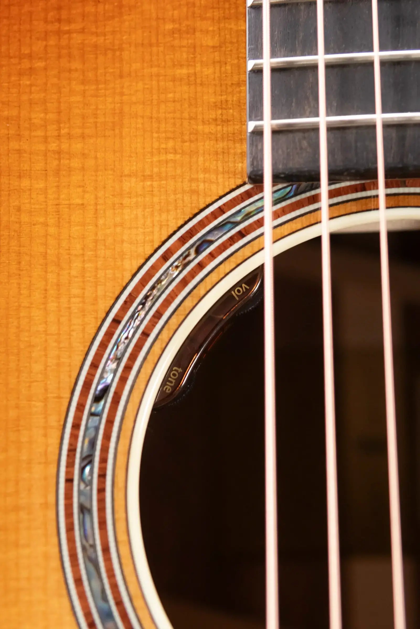 Taylor Gold Label 814e SB Super Auditorium Acoustic/Electric Guitar - Sunburst with Hardshell Case