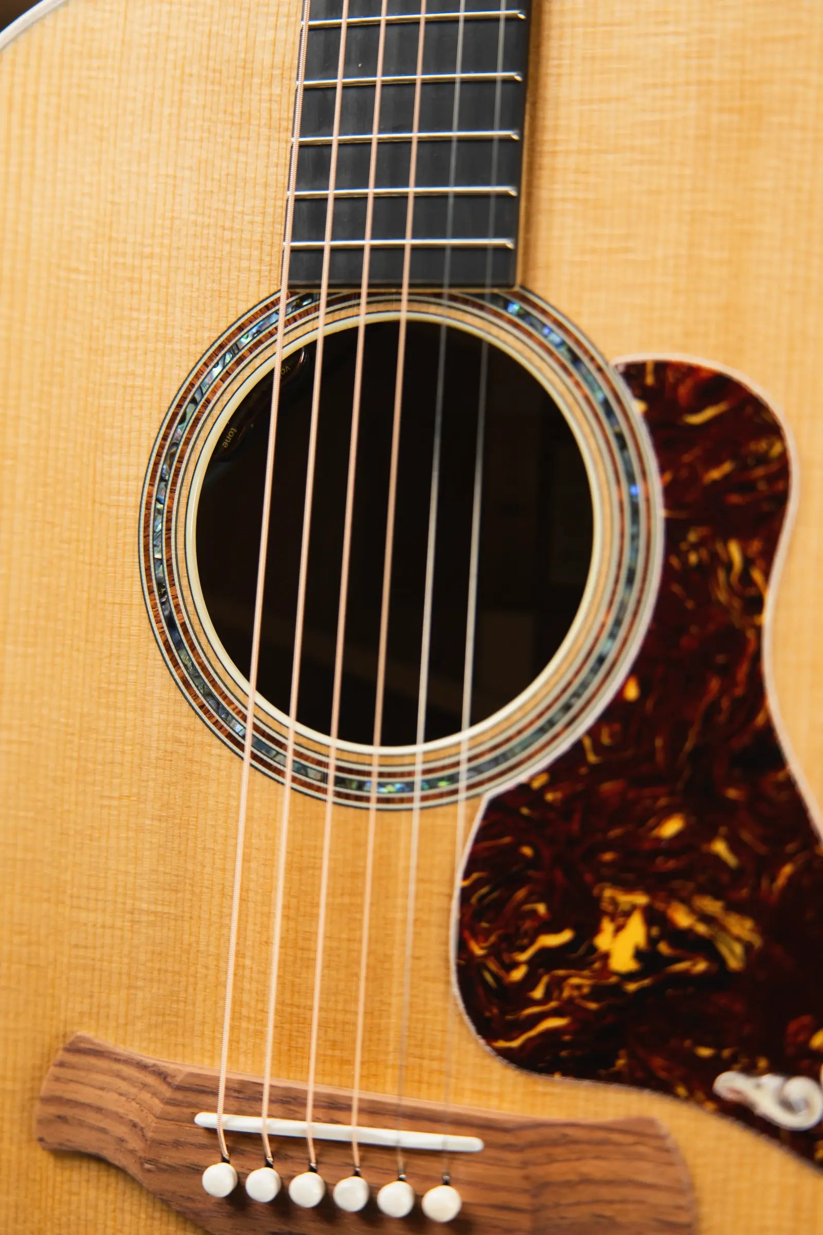 Taylor Gold Label 814e Super Auditorium Acoustic/Electric Guitar - Natural Top with Hardshell Case