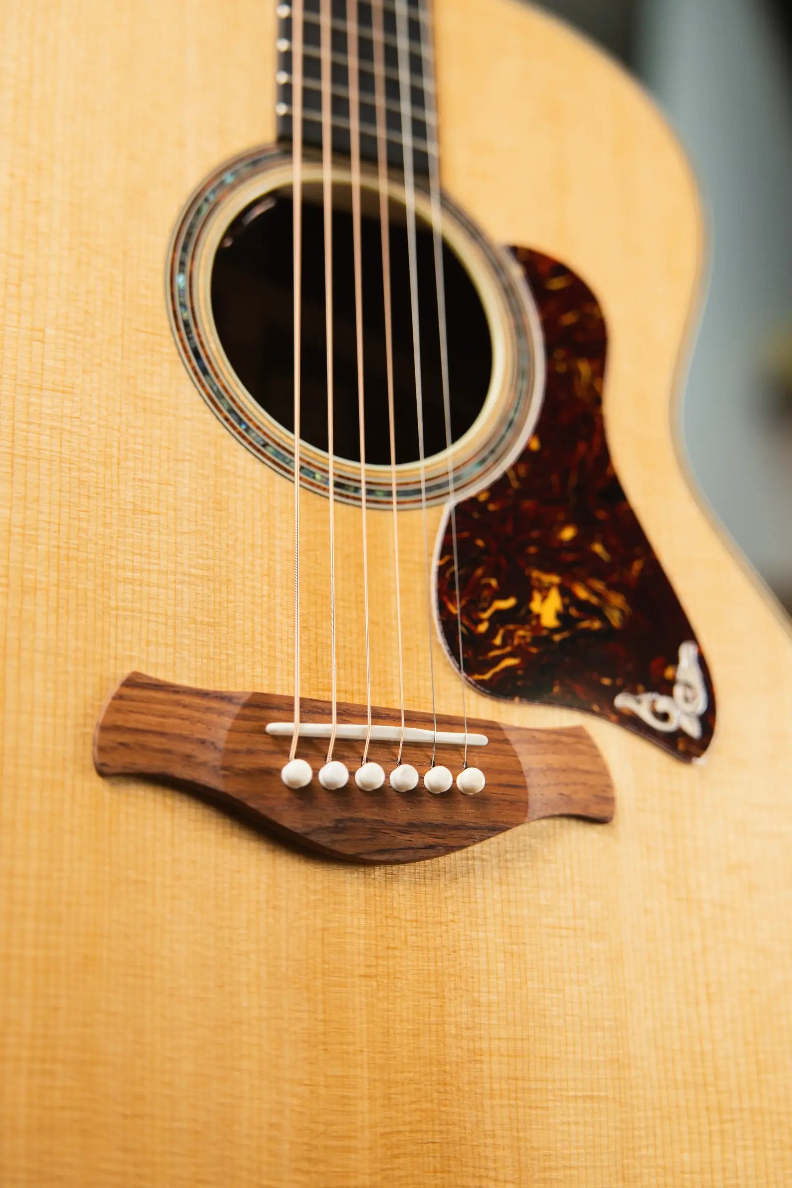Taylor Gold Label 814e Super Auditorium Acoustic/Electric Guitar - Natural Top with Hardshell Case