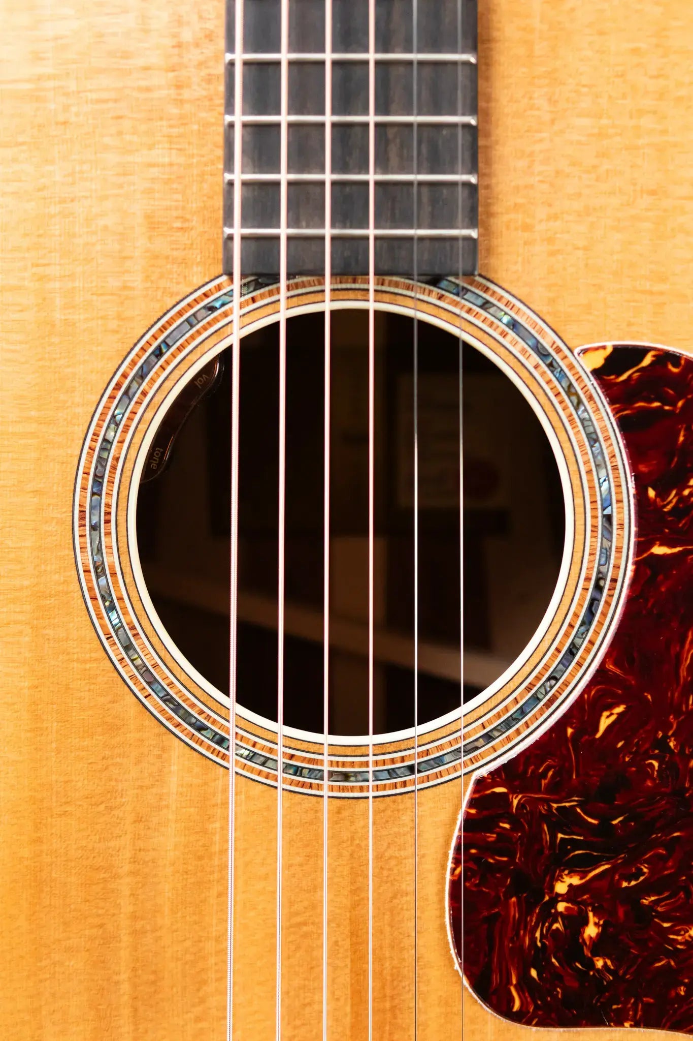 Taylor Gold Label 814e Super Auditorium Acoustic/Electric Guitar - Natural with Hardshell Case