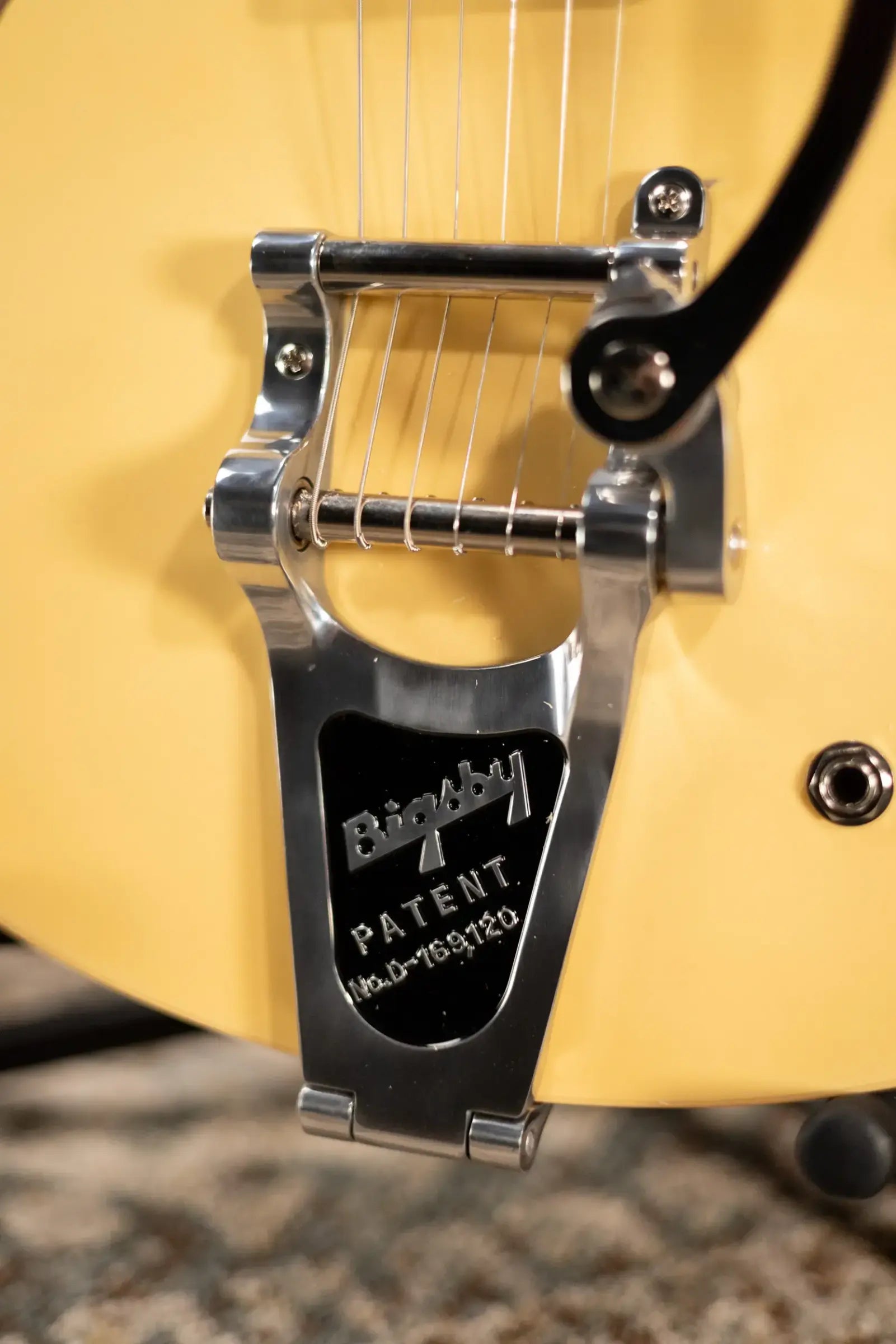Gibson Custom Shop Limited Edition 1959 ES-330 Bigsby Reissue Hollow Body Electric Guitar - Antique White VOS with Hardshell Case