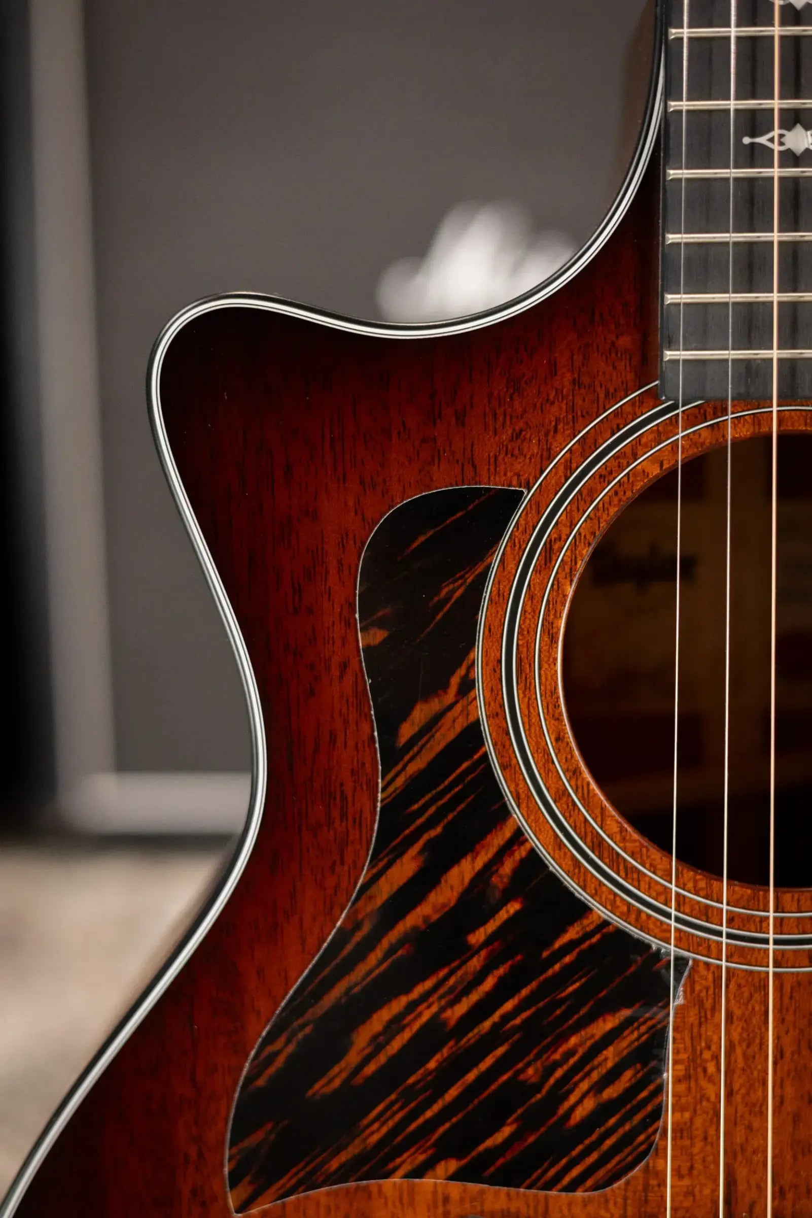 Taylor 324ce Left-Hand Grand Auditorium Acoustic/Electric Guitar - Shaded Edge Burst with Hardshell Case