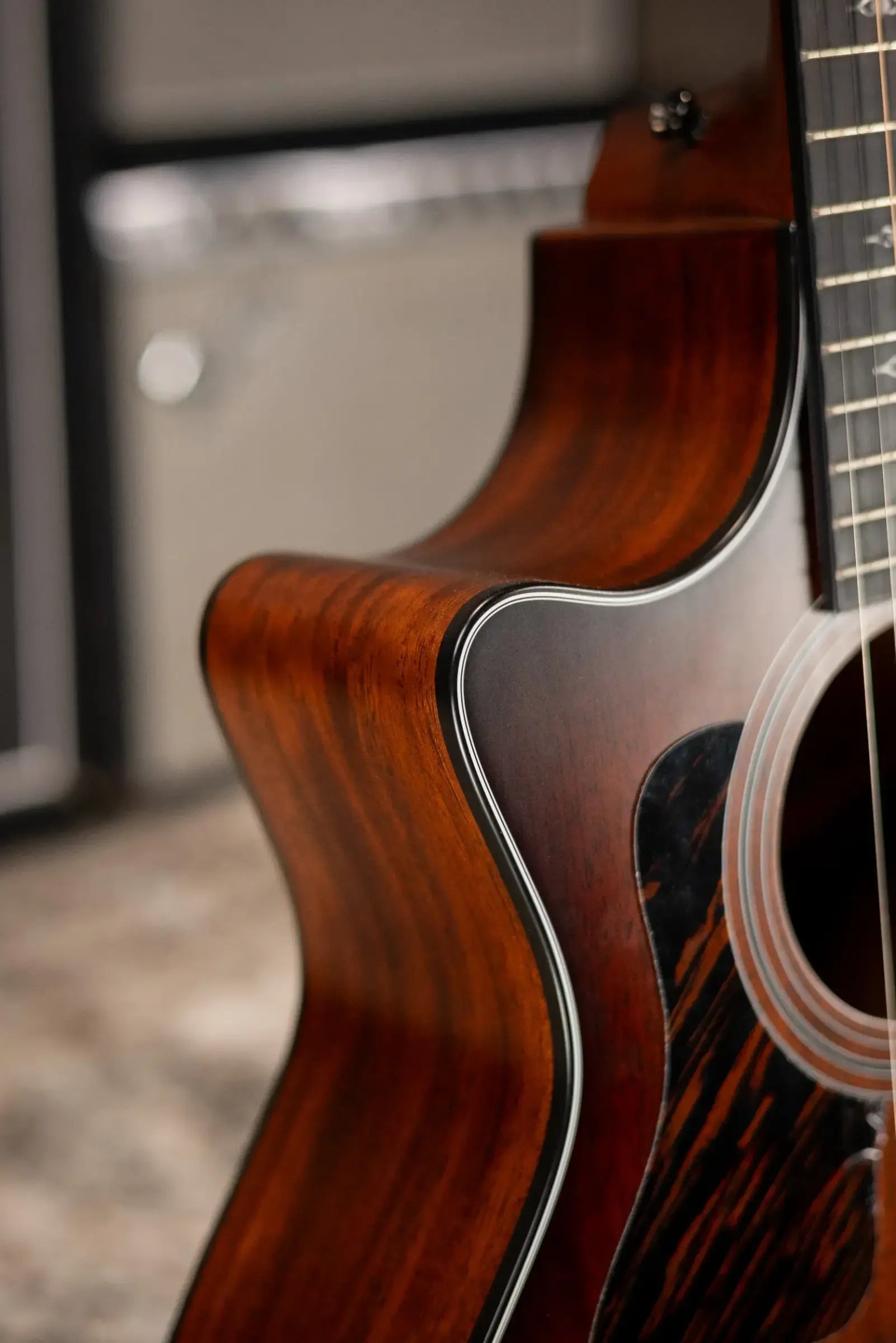 Taylor 324ce Left-Hand Grand Auditorium Acoustic/Electric Guitar - Shaded Edge Burst with Hardshell Case