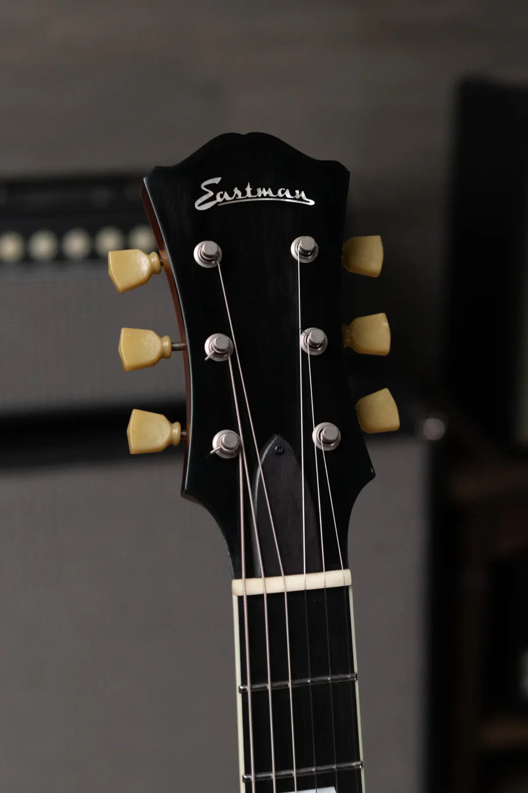 Eastman T64/V-GB Antique Goldburst with Bigsby and Hardshell Case