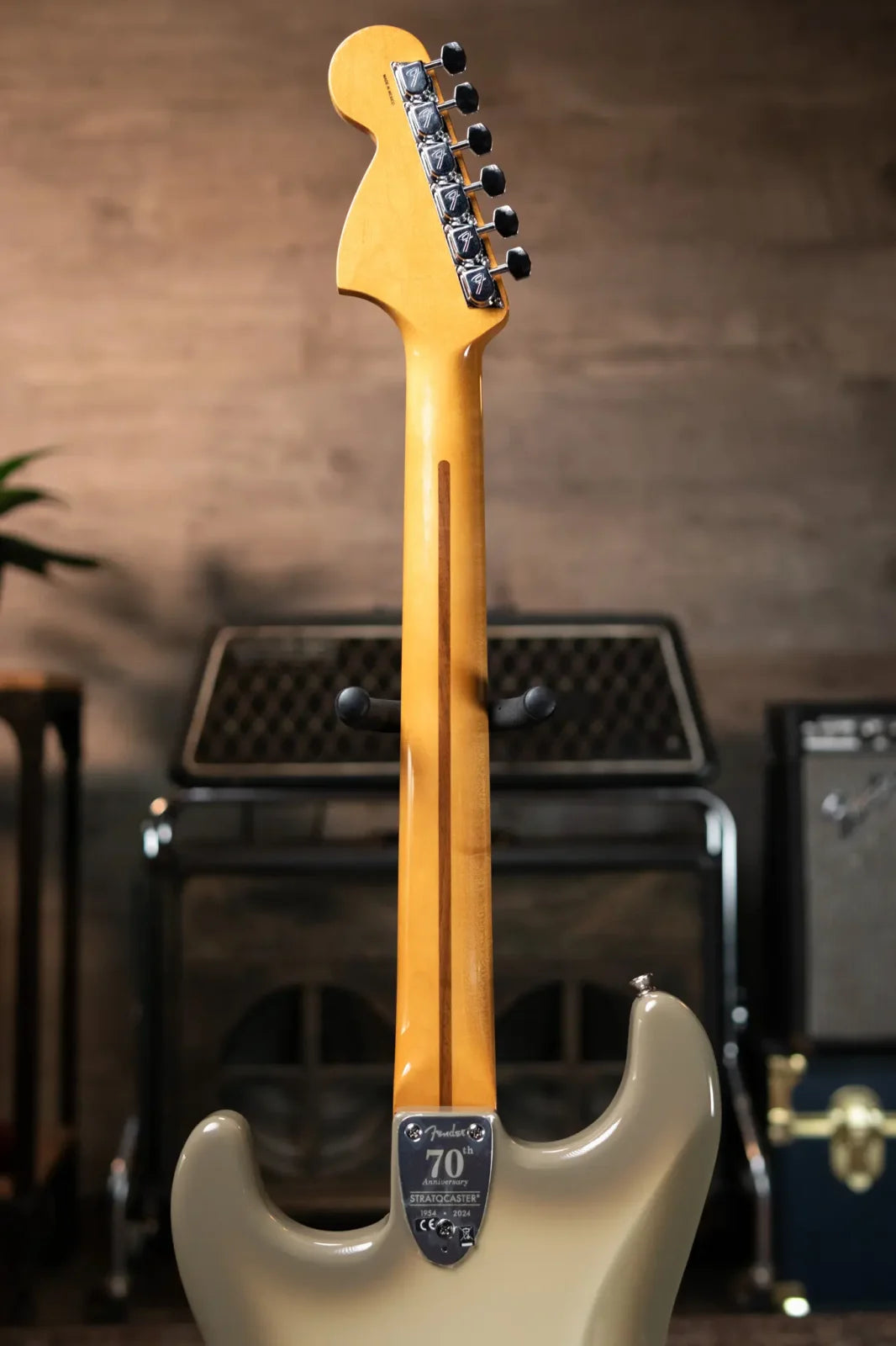 Fender 70th Anniversary Antigua Stratocaster, Rosewood Fingerboard - Antigua with Vintage-Style Black Hardshell Case
