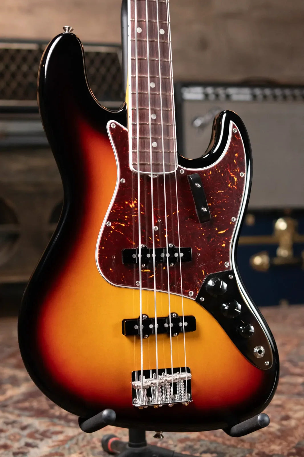Fender American Vintage II 1966 Jazz Bass Rosewood Fingerboard - 3-Color Sunburst with Hardshell Case