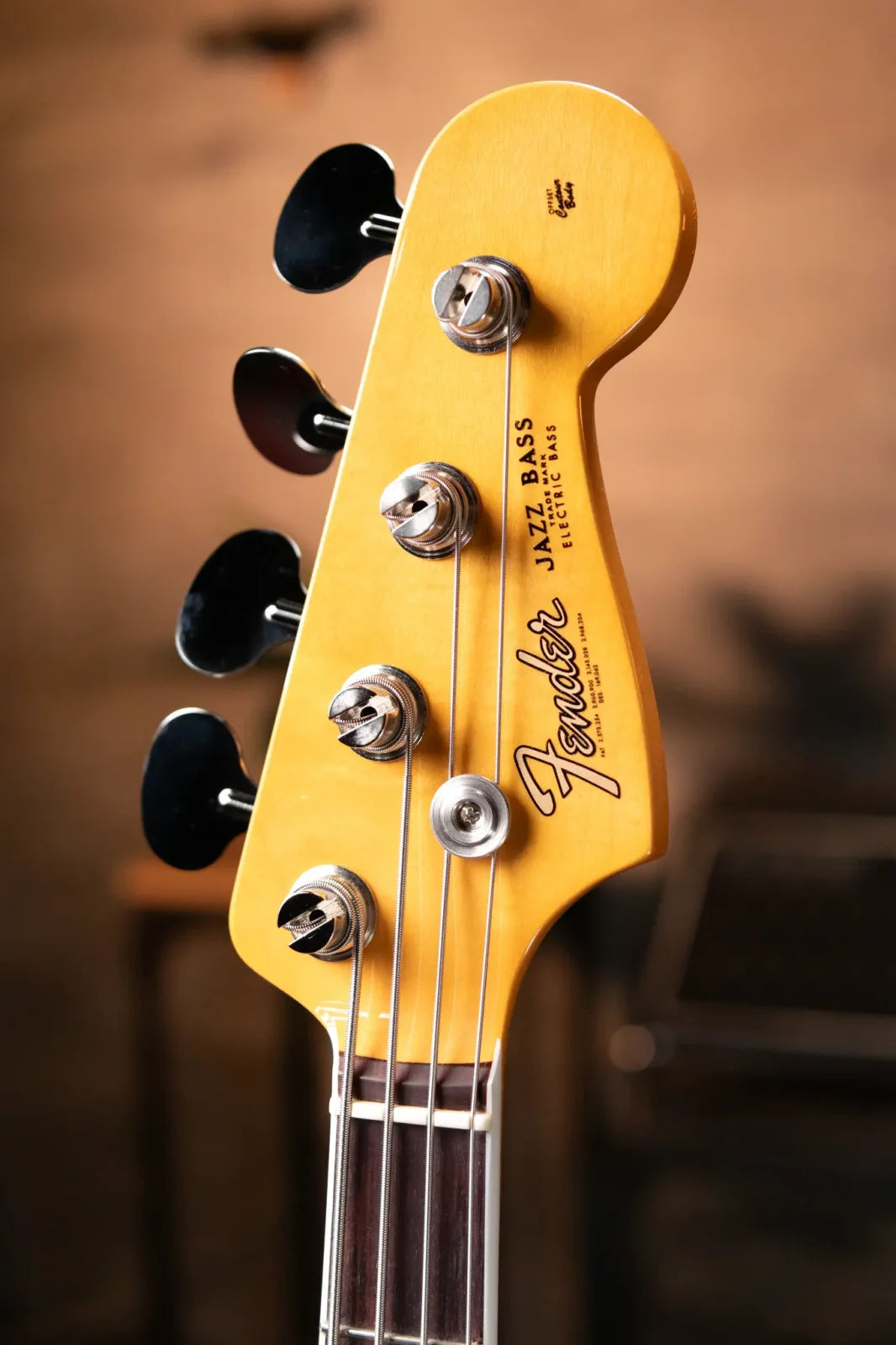 Fender American Vintage II 1966 Jazz Bass Rosewood Fingerboard - 3-Color Sunburst with Hardshell Case