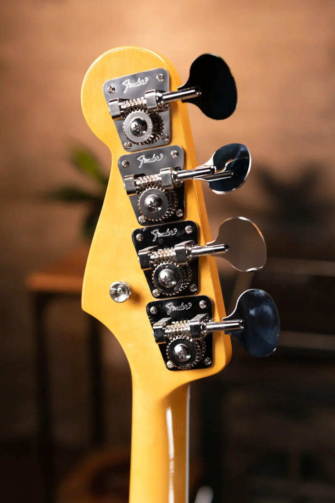 Fender American Vintage II 1966 Jazz Bass Rosewood Fingerboard - 3-Color Sunburst with Hardshell Case