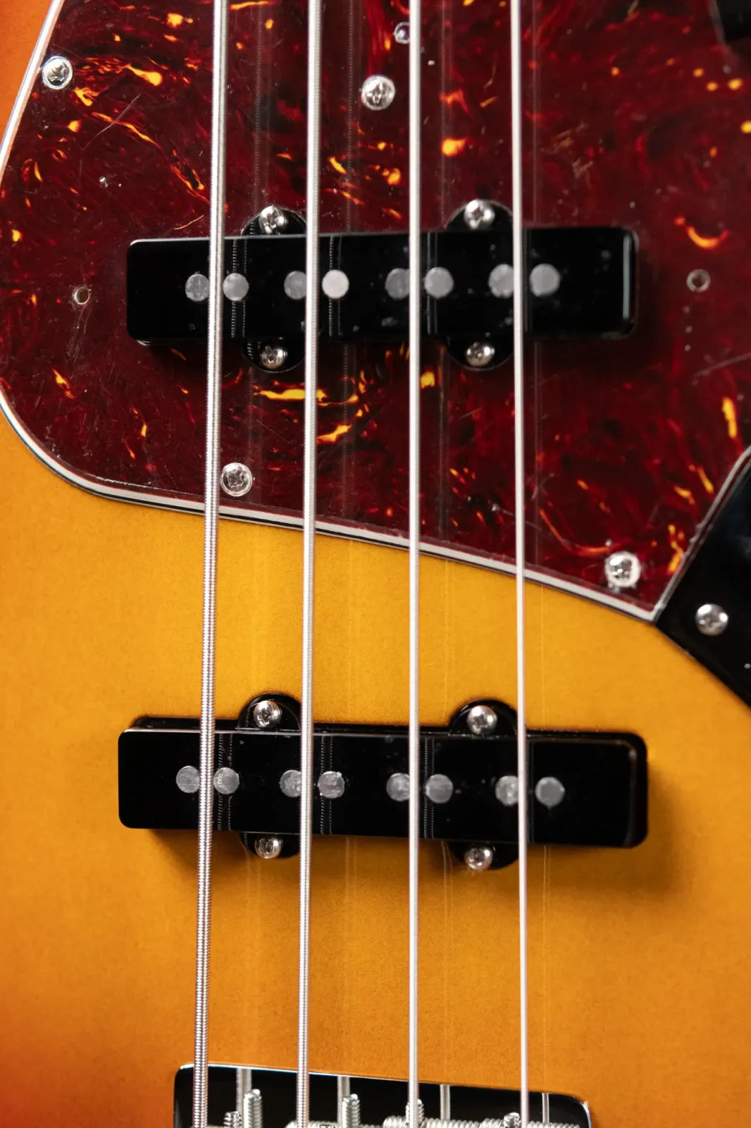 Fender American Vintage II 1966 Jazz Bass Rosewood Fingerboard - 3-Color Sunburst with Hardshell Case