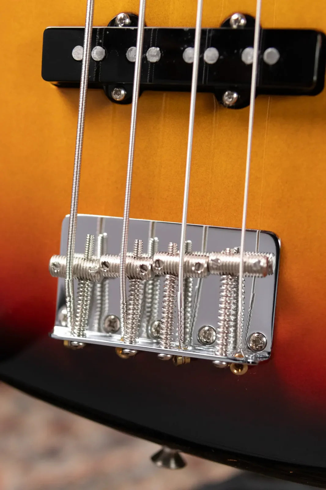 Fender American Vintage II 1966 Jazz Bass Rosewood Fingerboard - 3-Color Sunburst with Hardshell Case