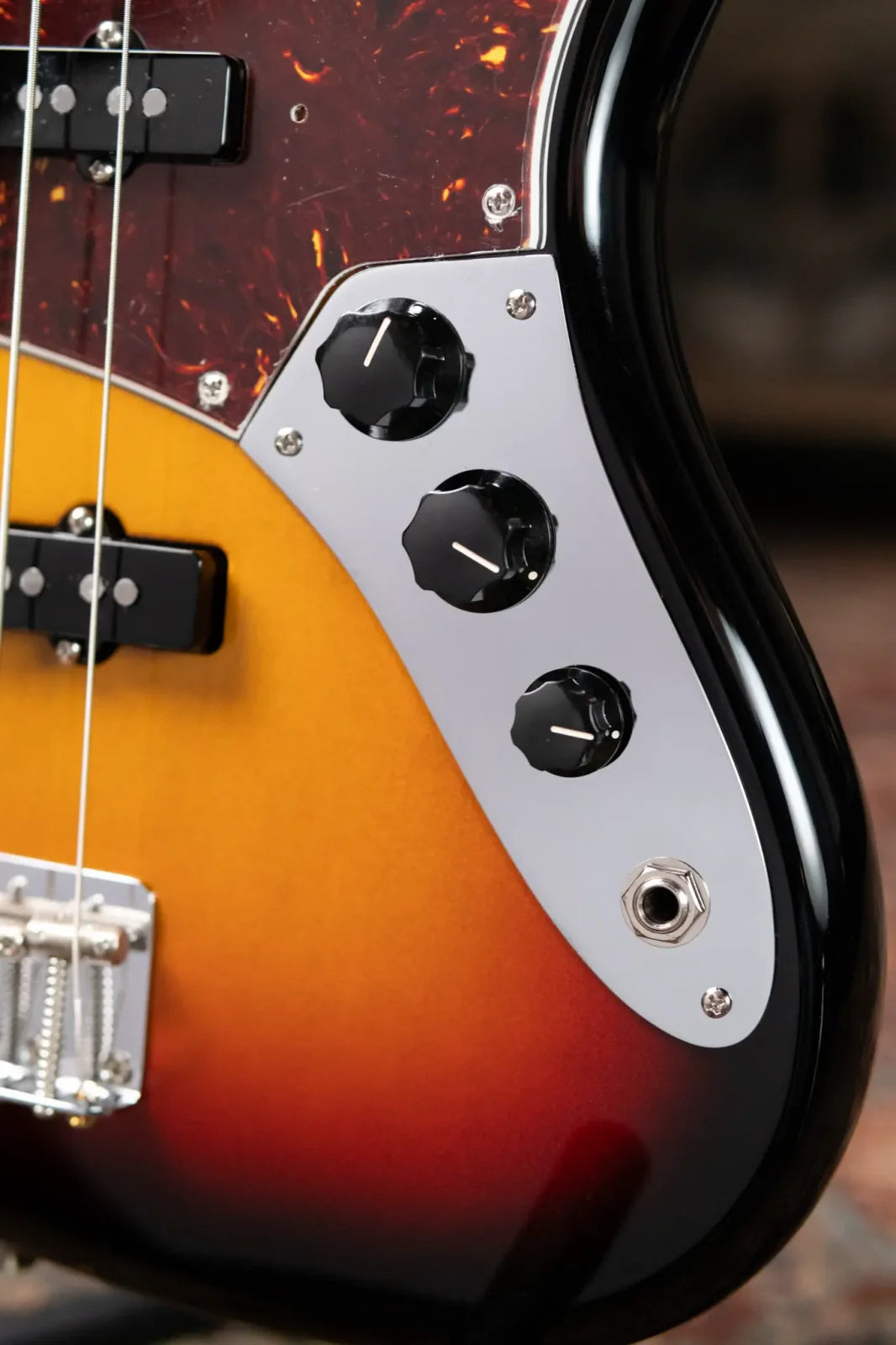 Fender American Vintage II 1966 Jazz Bass Rosewood Fingerboard - 3-Color Sunburst with Hardshell Case