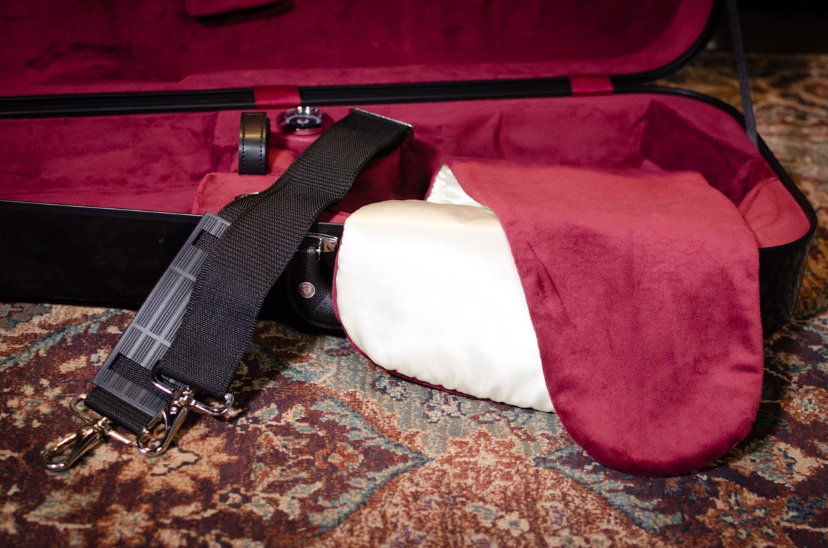 Bobelock 1029 Fiberglass Arrow Mandolin Case- Black/Wine