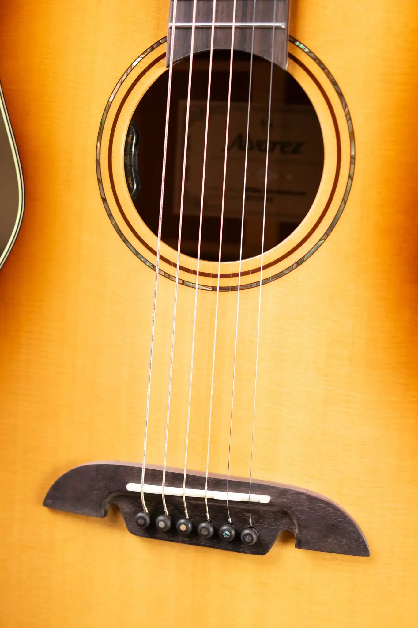 Alvarez Masterworks MP60e Parlor Acoustic/Electric Guitar - Shadowburst with Hardshell Case