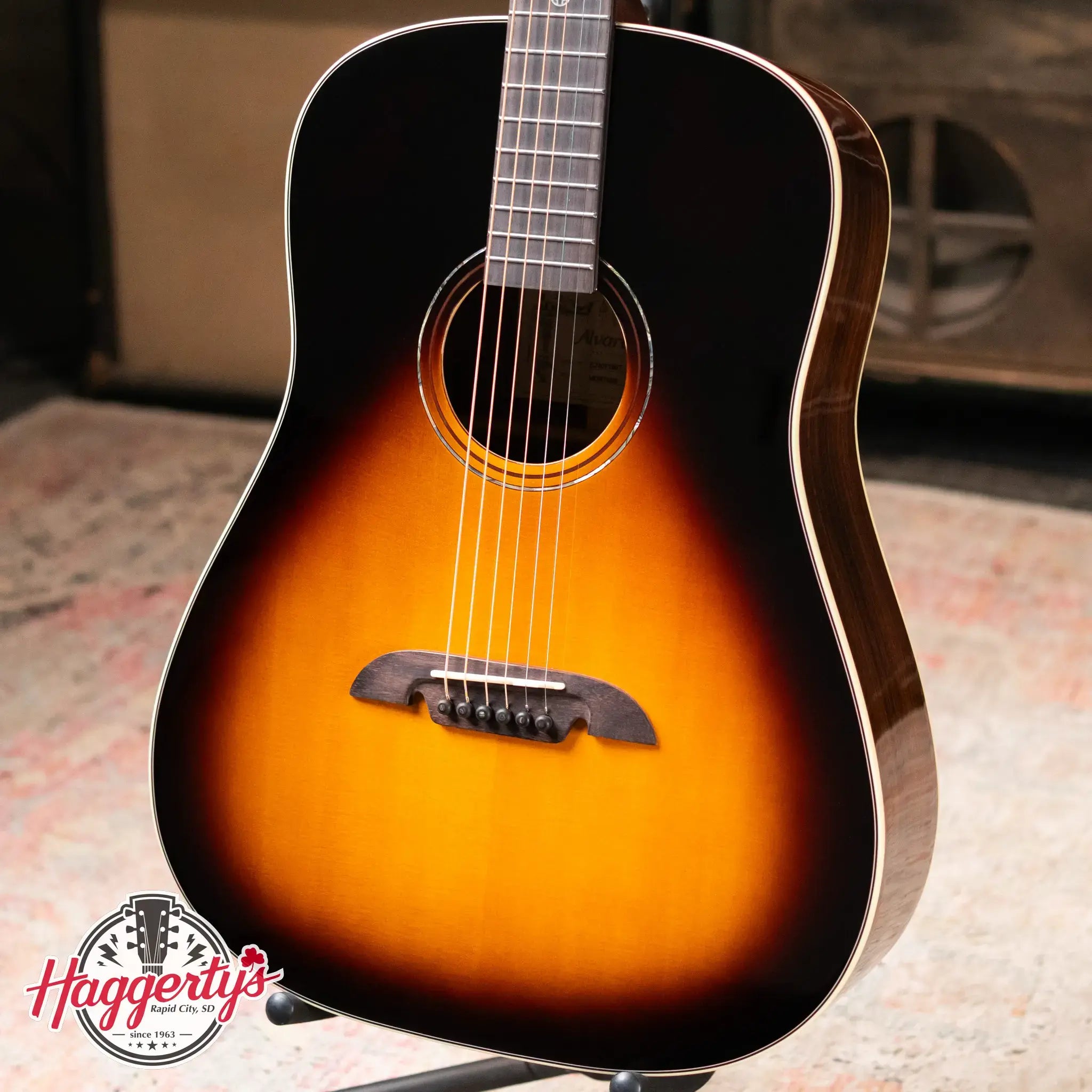 Alvarez Masterworks Round Shoulder 12-Fret Dreadnought Acoustic Guitar - Tobacco Sunburst with Flexicase