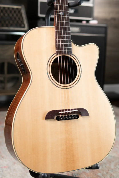 Alvarez Yairi FY70ce Acoustic/Electric Guitar with Hardshell Case