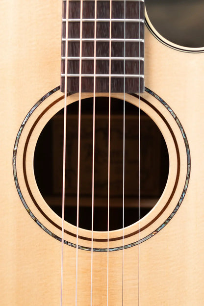 Alvarez Yairi FY70ce Acoustic/Electric Guitar with Hardshell Case