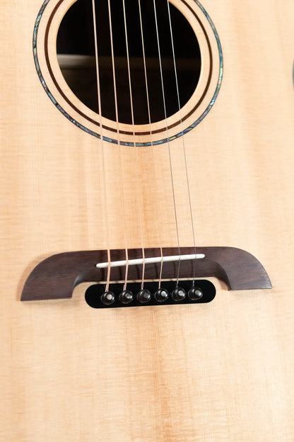 Alvarez Yairi FY70ce Acoustic/Electric Guitar with Hardshell Case