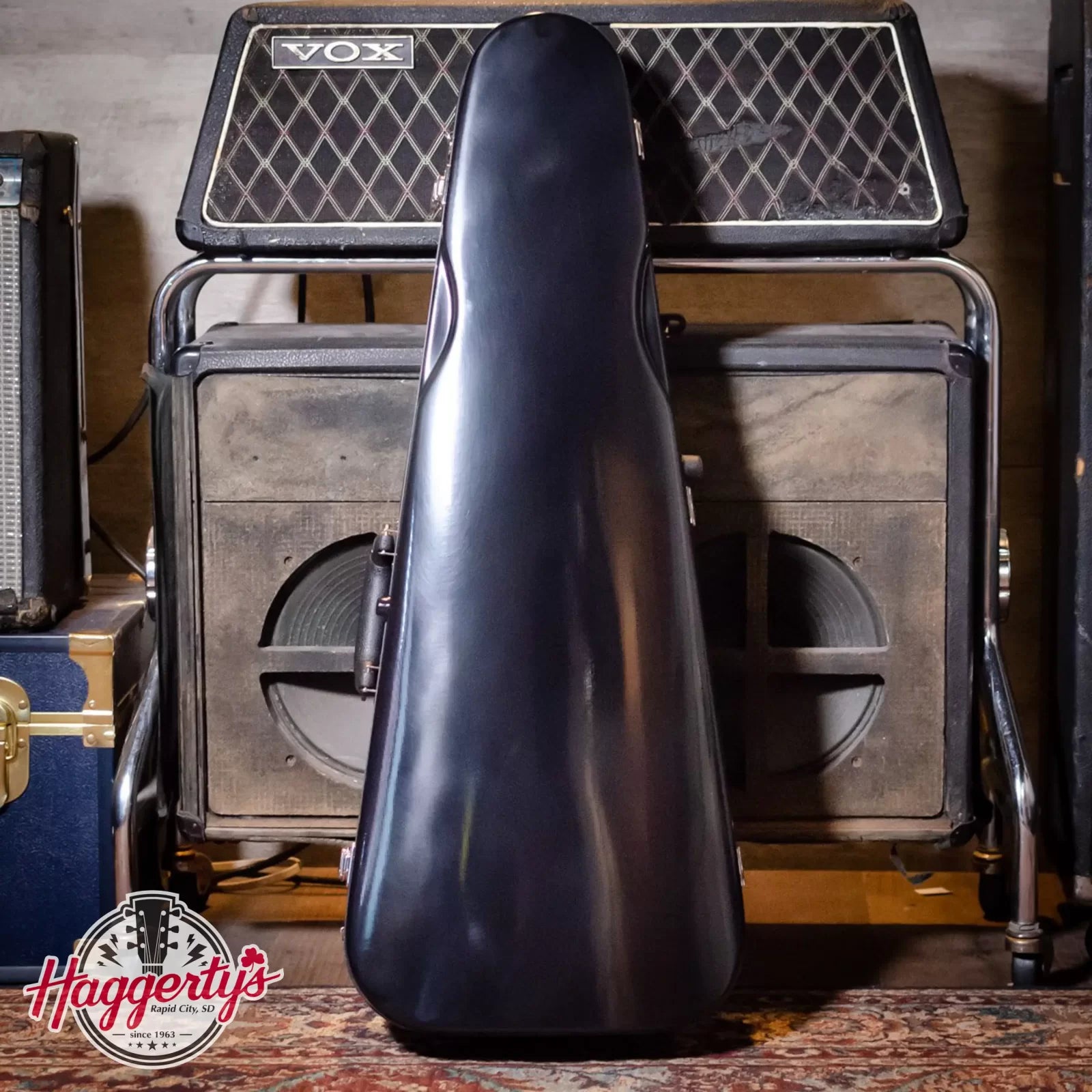 Bobelock 1029 Fiberglass Arrow Mandolin Case- Black/Wine