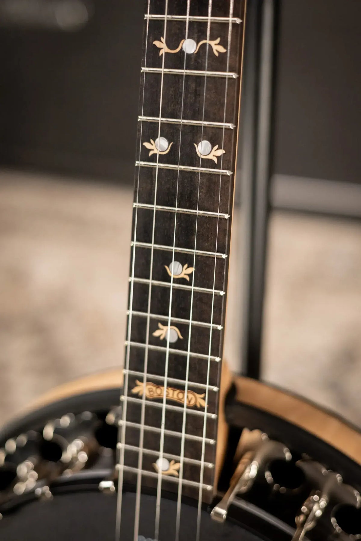 Deering Boston 5-String Banjo - Natural Blond Curly Maple with Hardshell Case